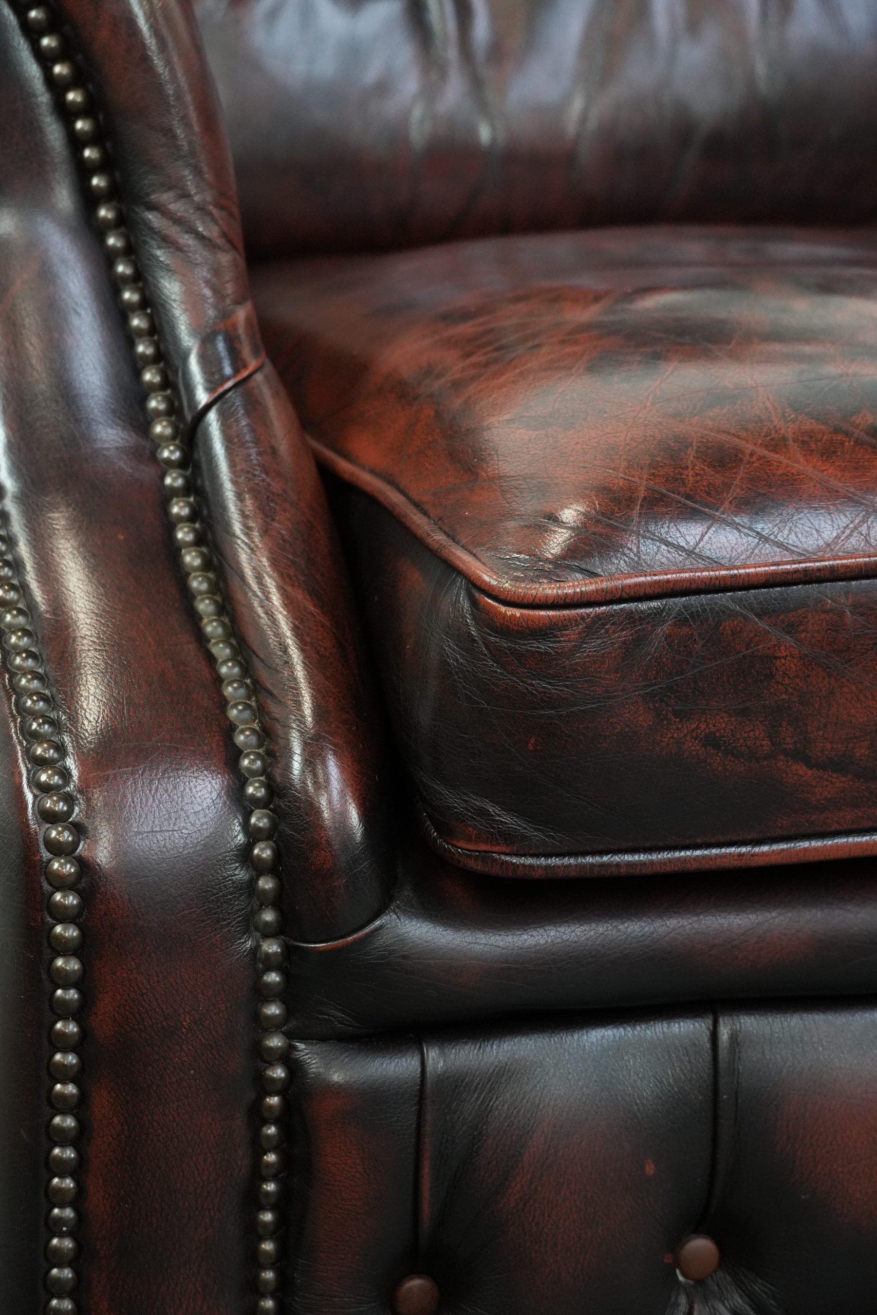 Set of two marbled cowhide leather Chesterfield armchairs in English style