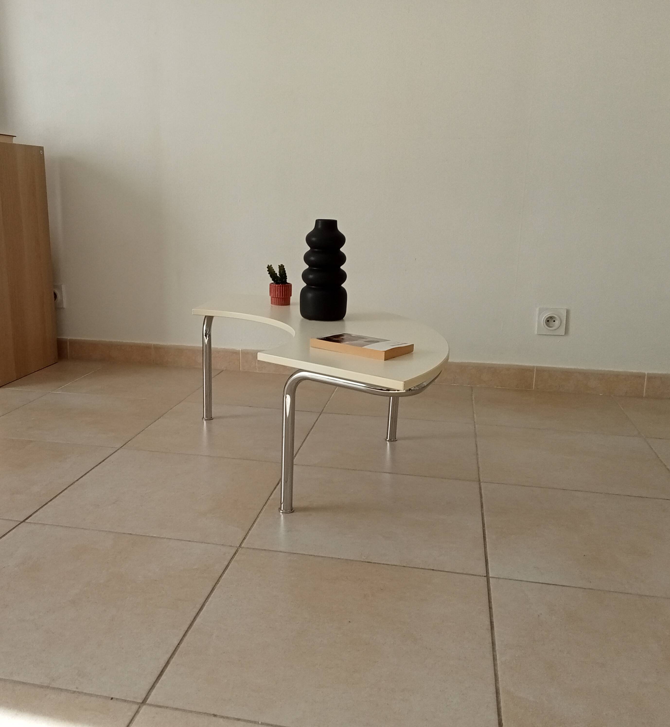 Vintage tripod coffee table in chrome and formica from the 1980s.
