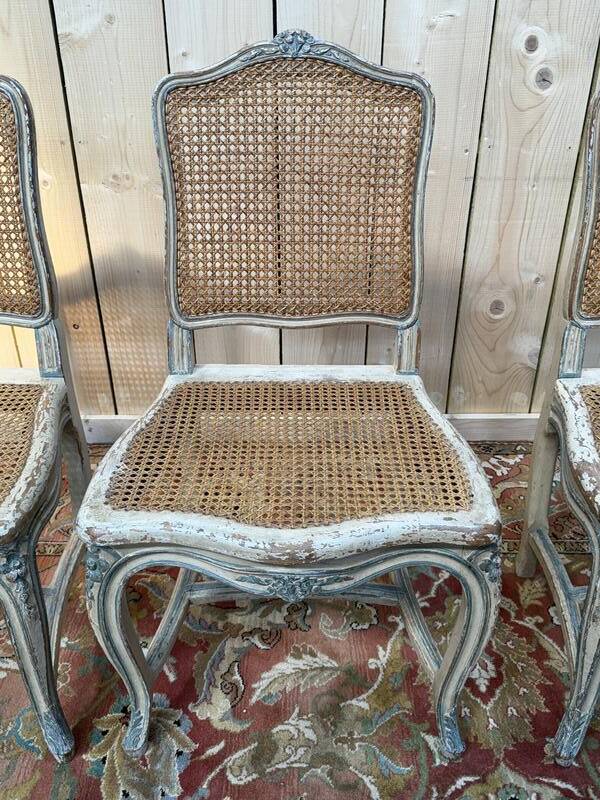Suite de 4 chaises cannées de style Louis XV rechampi