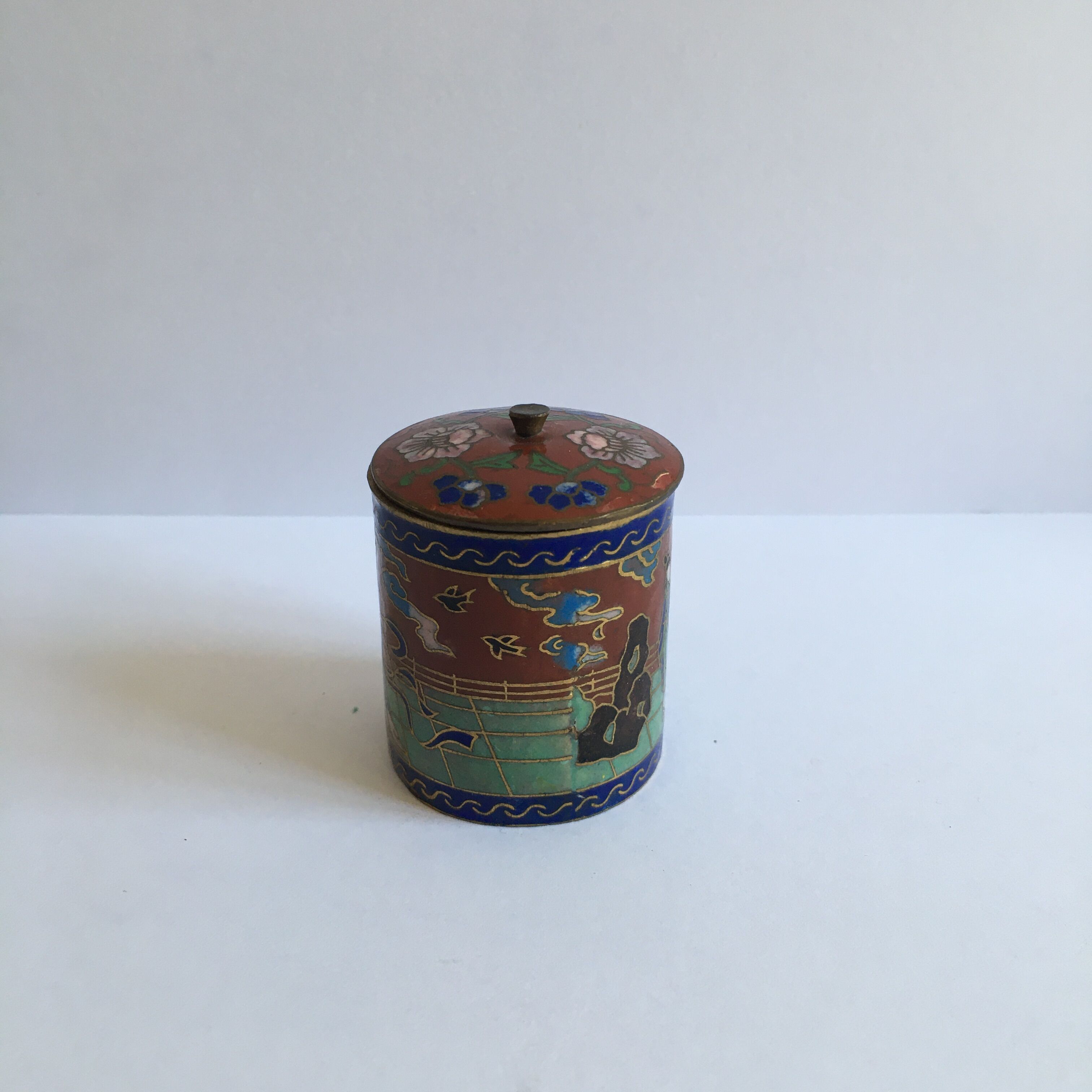 Small Chinese box - partitioned enamels
