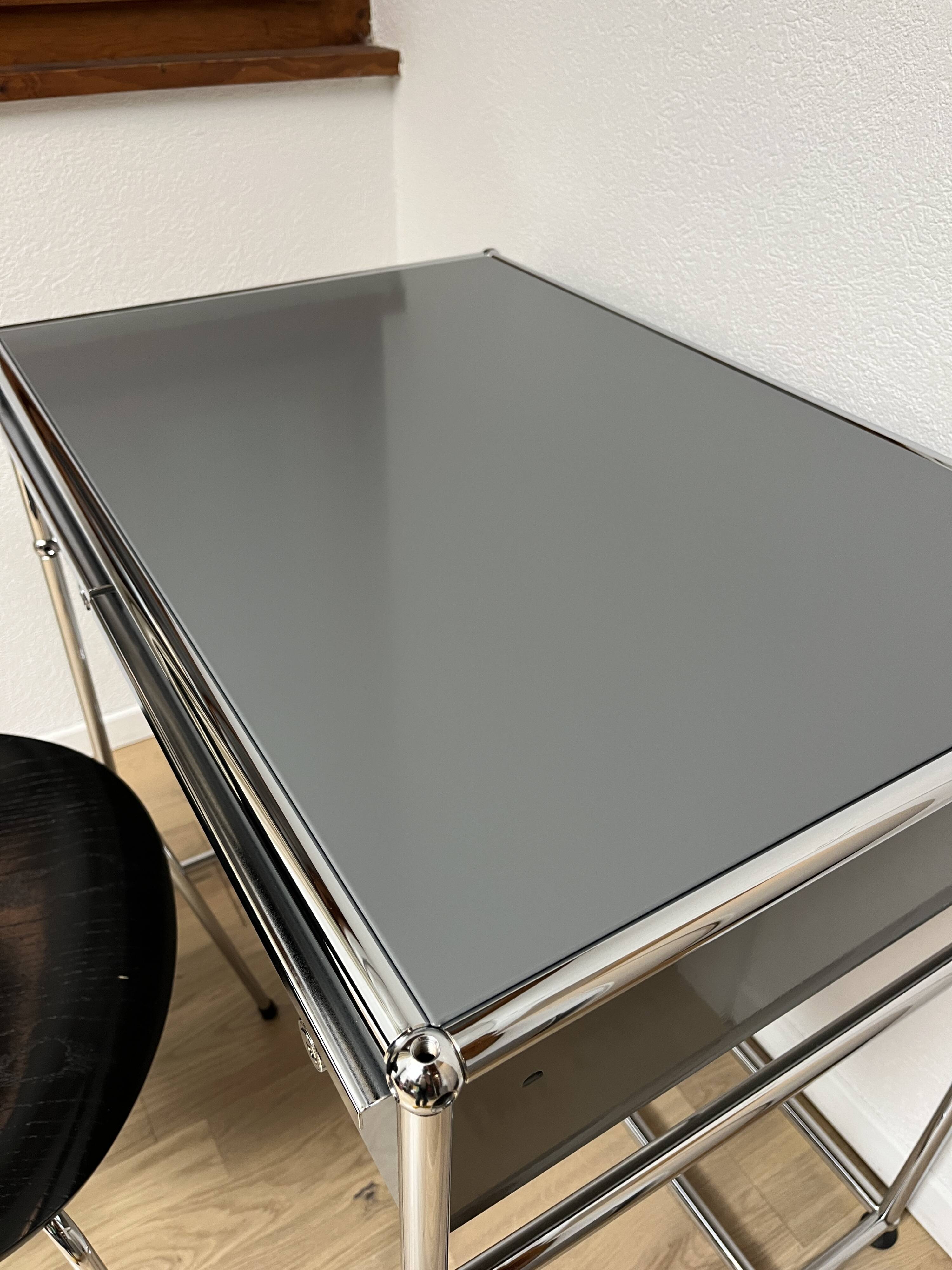 USM Haller Desk / Trolley in Medium Grey