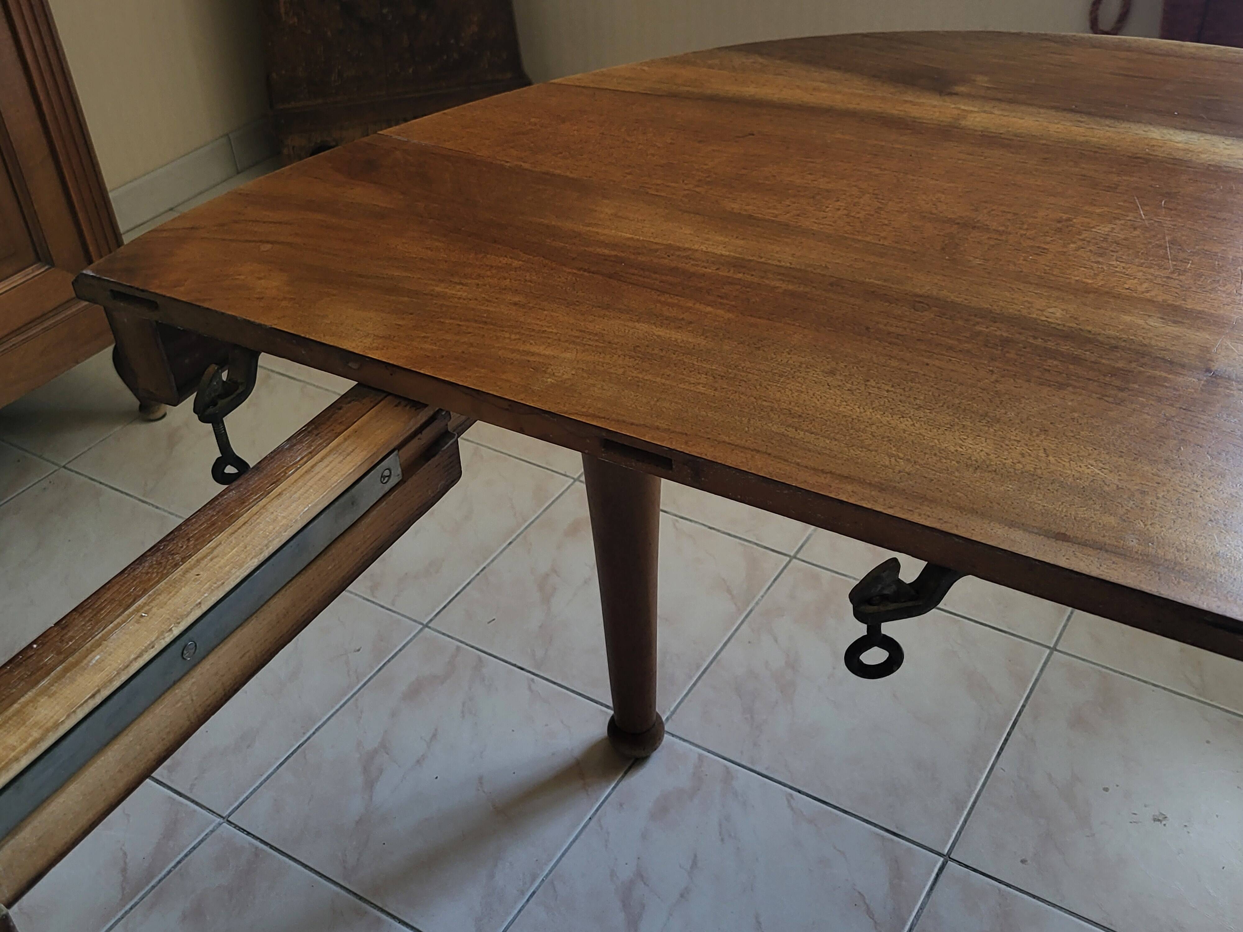 Art Nouveau dining table from 1910 and its 6 matching chairs.