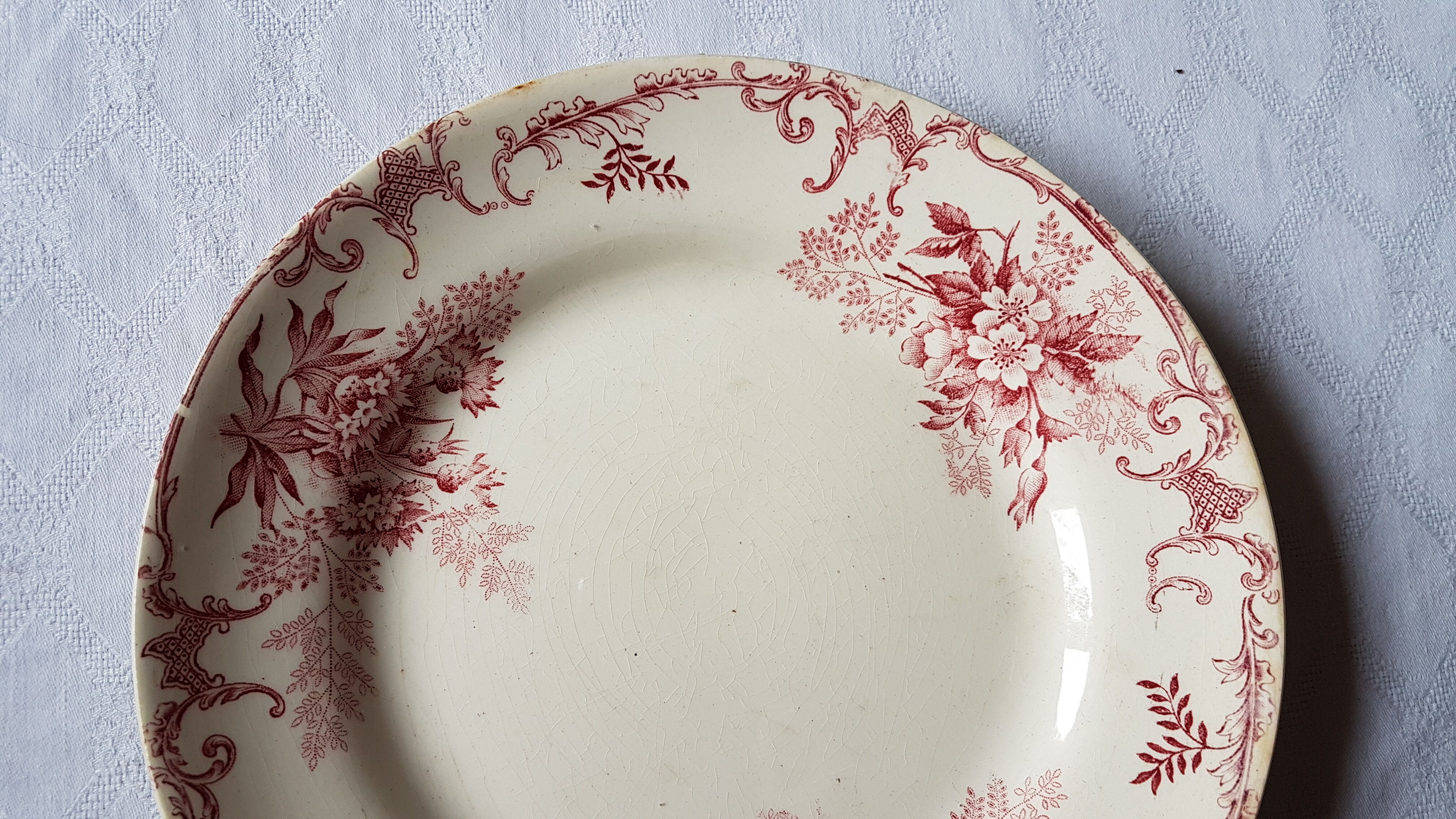 Paire d'assiettes en faïence à décor de fleurs