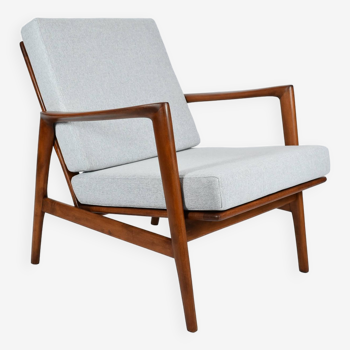 Fauteuil spectaculaire rénové, tissu gris clair, années 1960, usine de meubles Swarzedzka