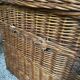Malle / coffre en osier rotin vintage doublé tissu vert