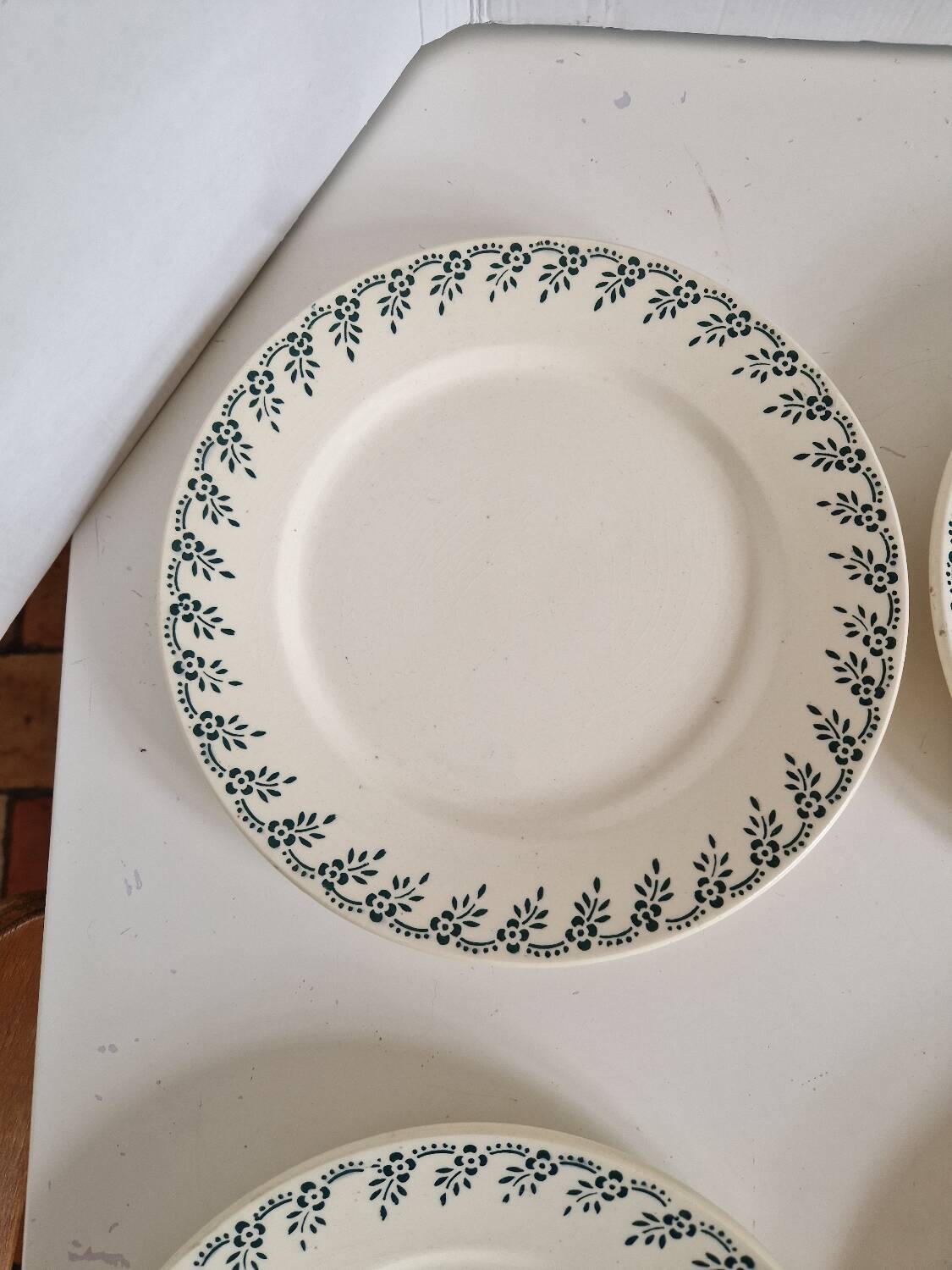 12 assiettes plates Choisy le Roi en terre de fer modèle 1212