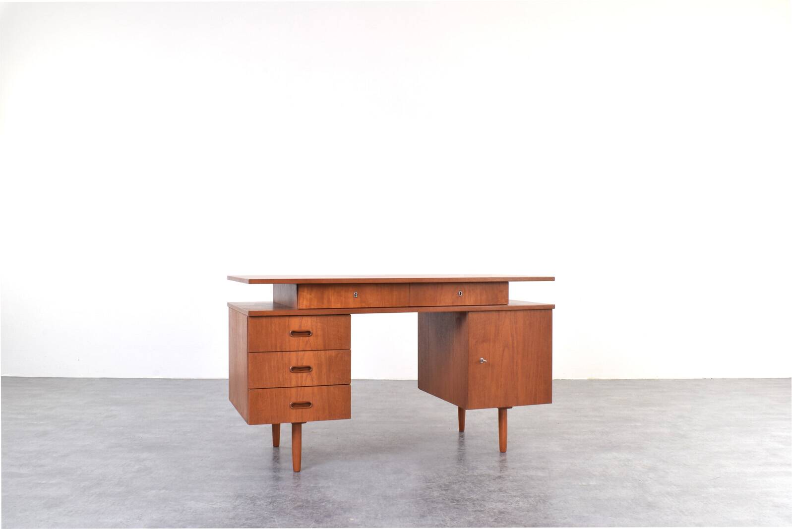 Bureau en teck des années 1960.