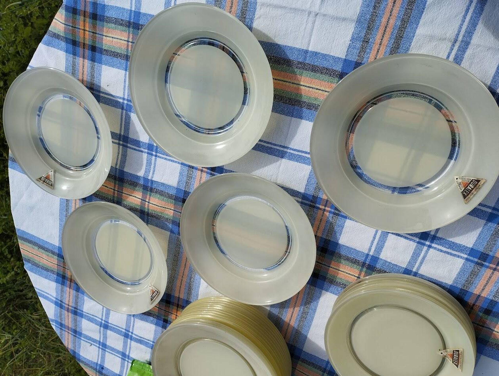Service d’assiettes Duralex neuf 14 pièces avec étiquettes