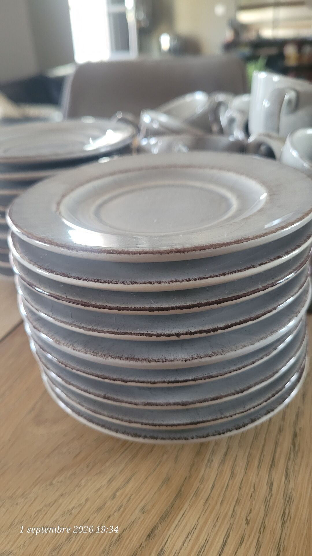 17 hand-painted stoneware coffee cups and saucers (ideal for professional use)