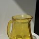 Pichet vintage en verre jaune