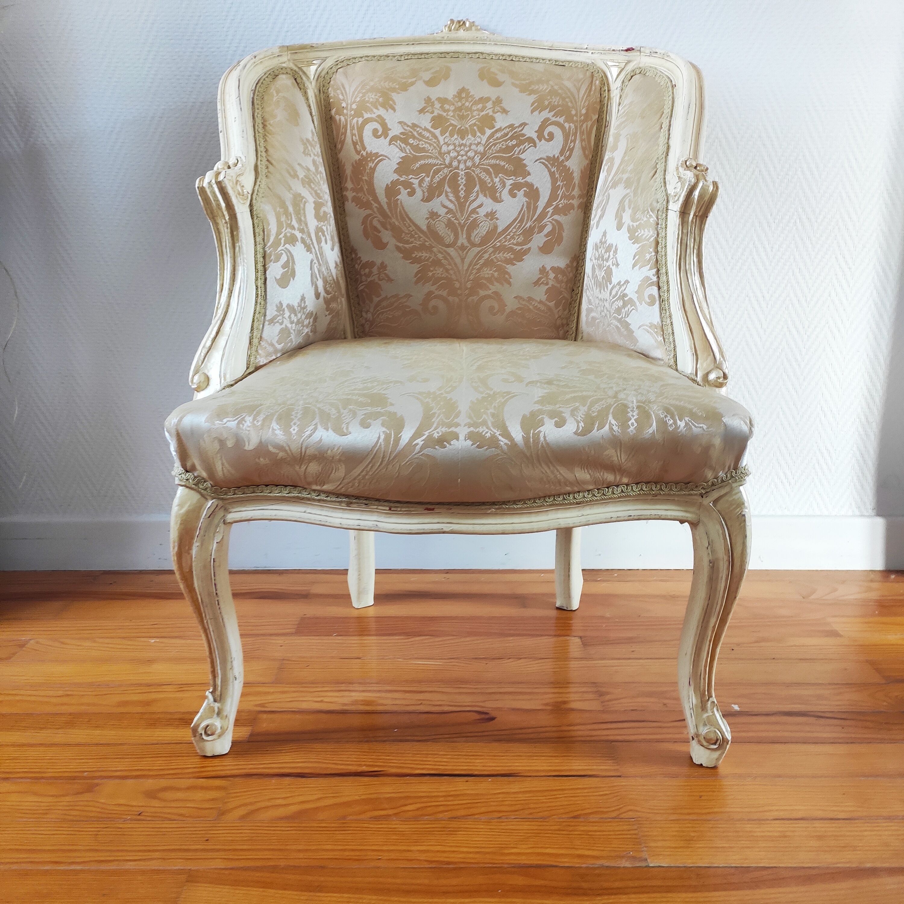 Fauteuil ancien bergère style Louis XV patiné