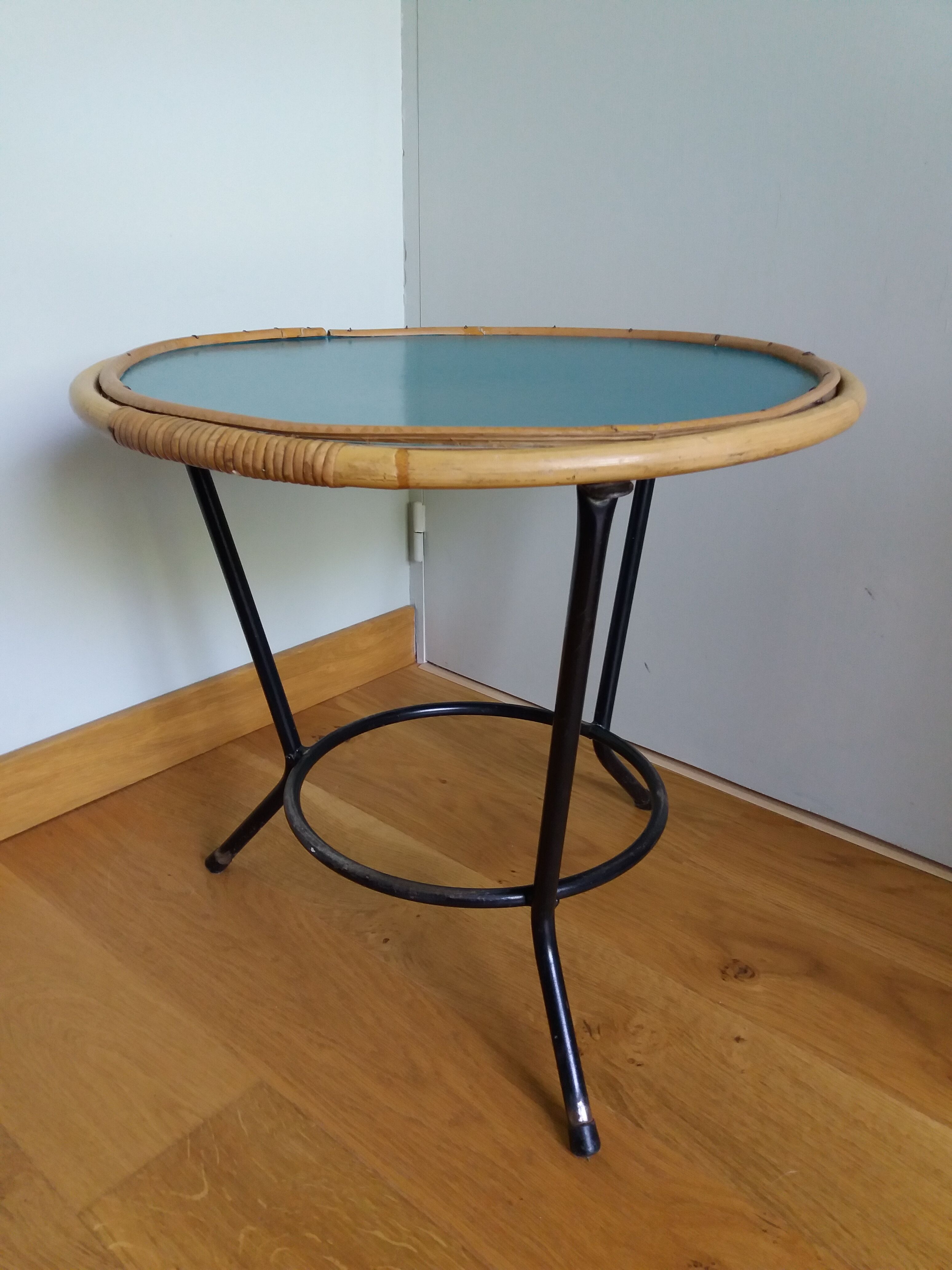 Table basse ronde en rotin et métal revisitée