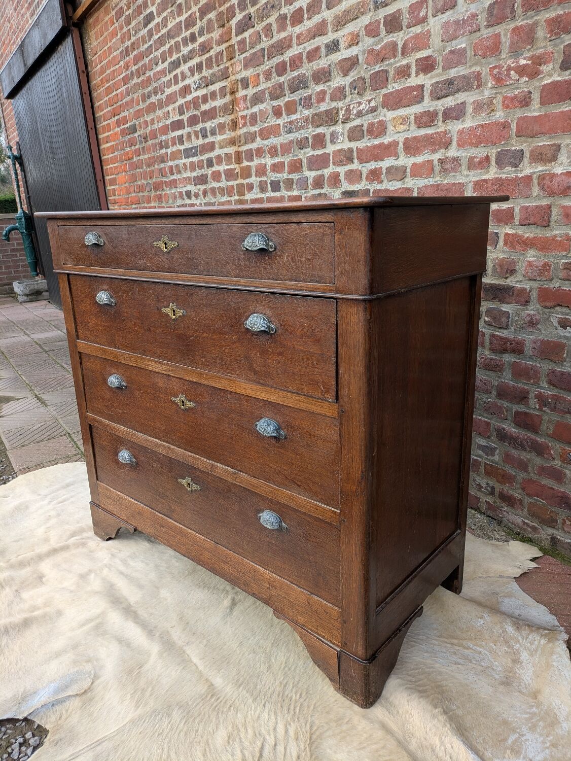 Oak chest of drawers