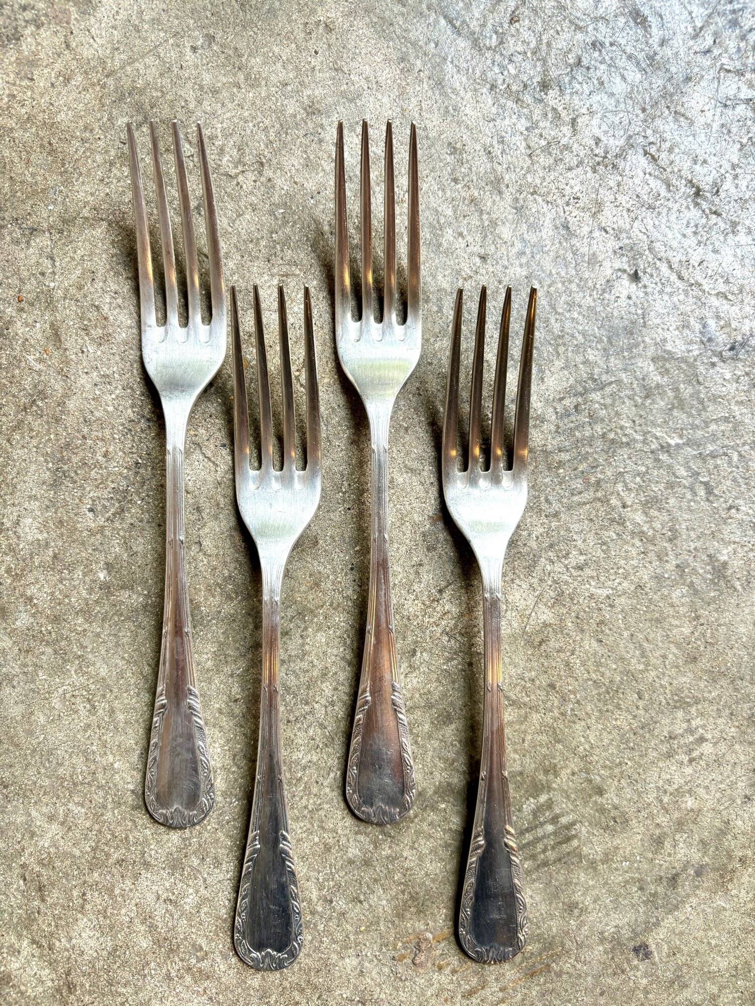 4 silver-plated forks