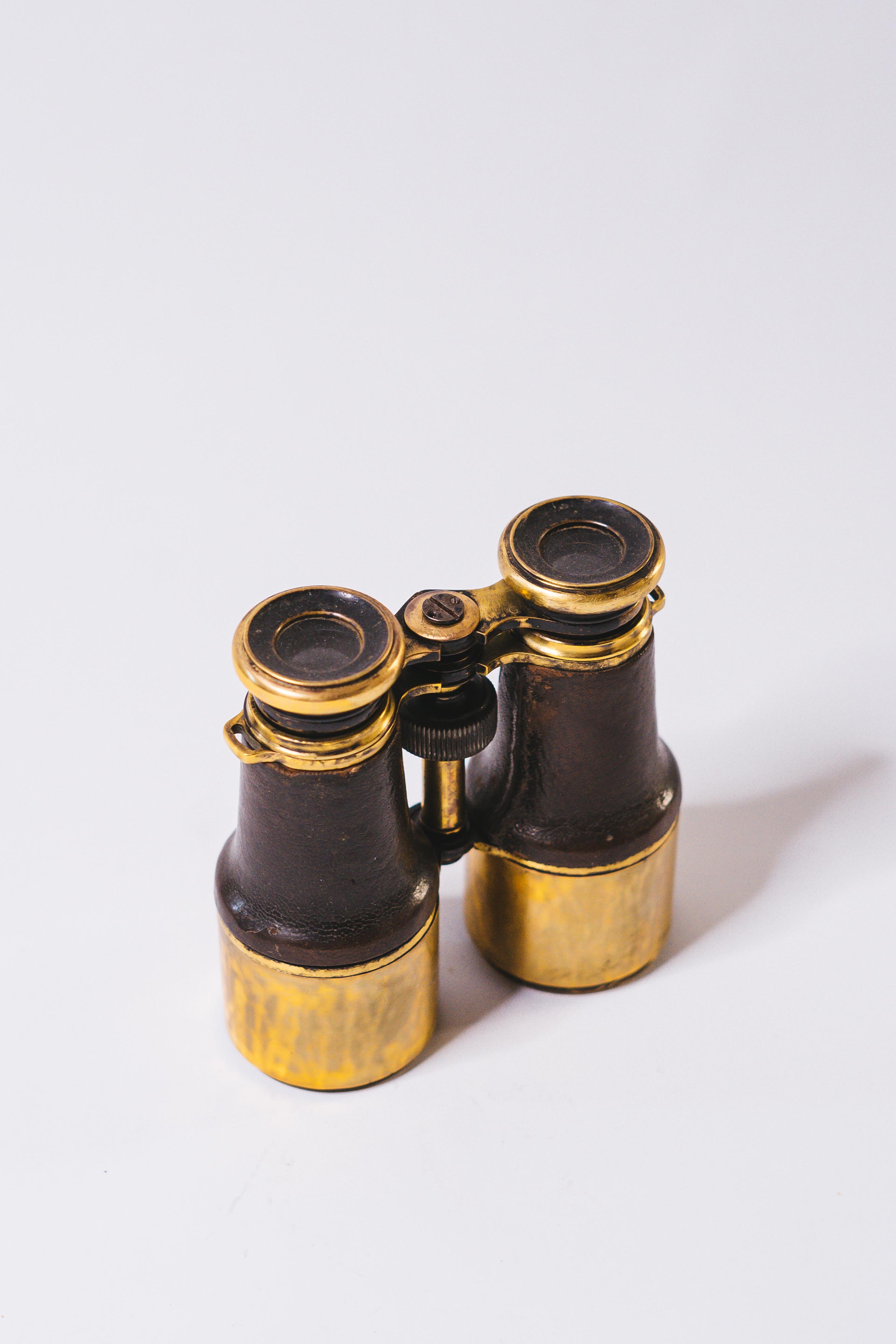 Pair of 1900 theater binoculars brass and restored leather