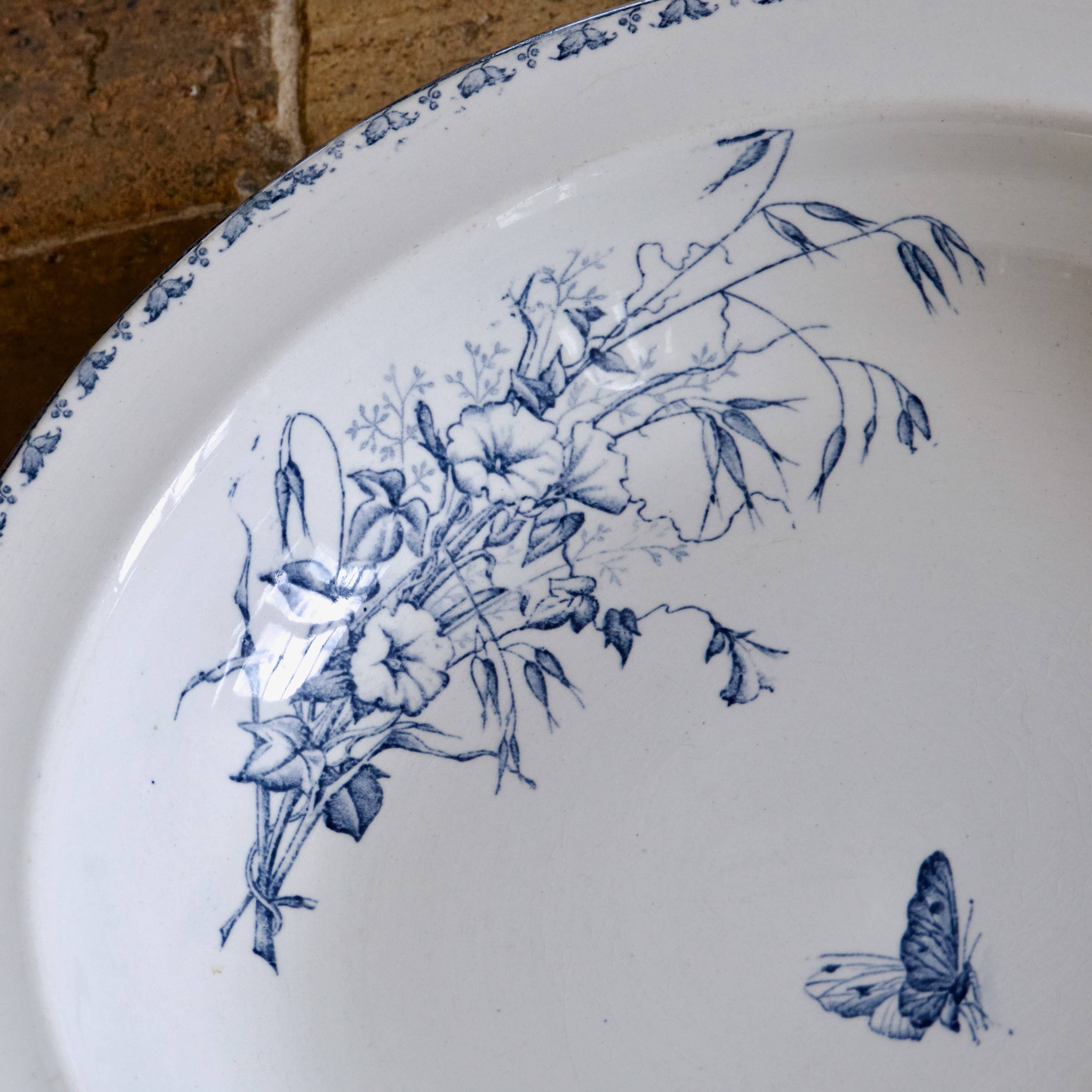 Plat creux en terre de fer Sarreguemines "Carmen", XIXe s.