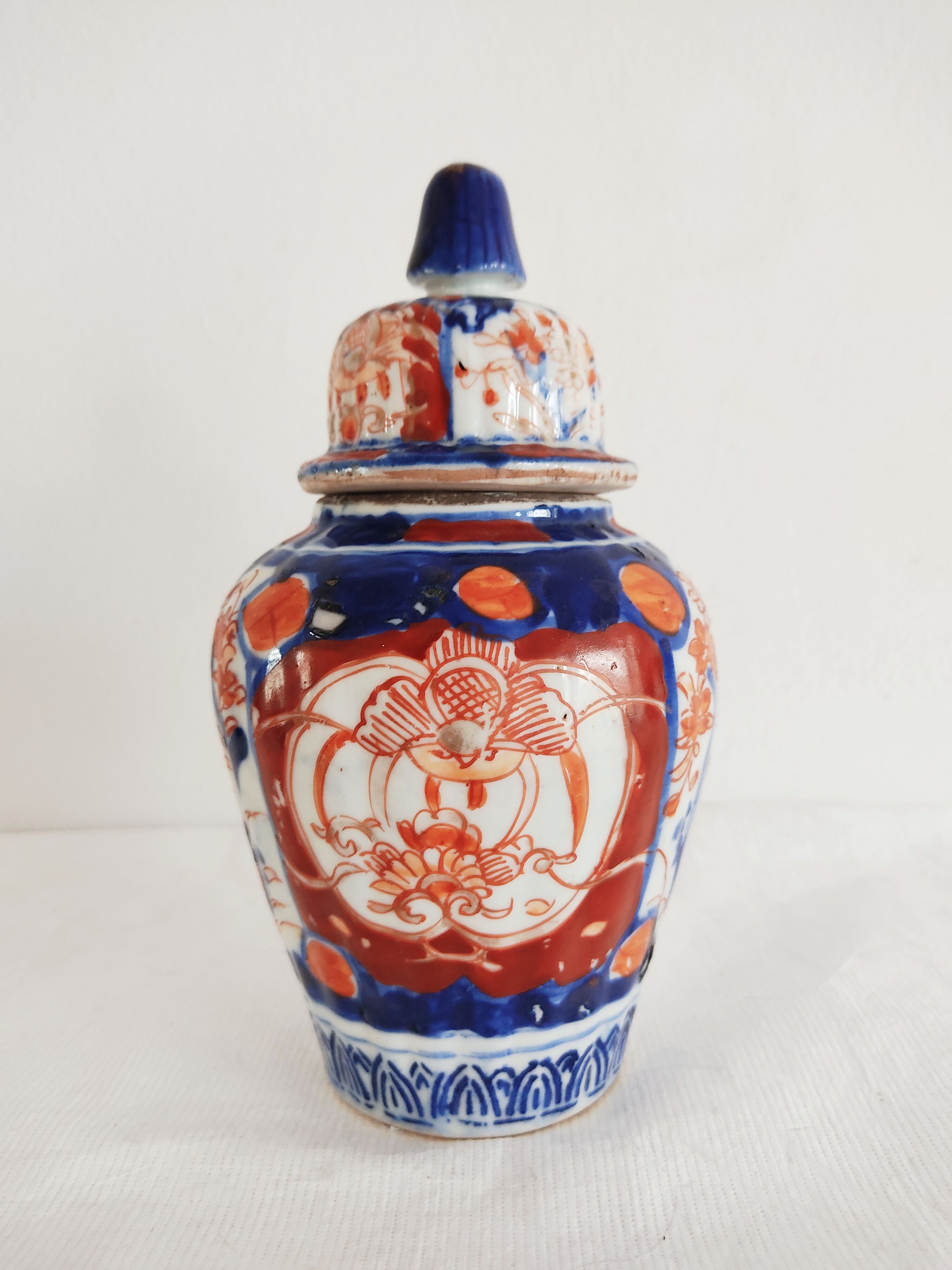 Covered vase Imari Japan 19th century