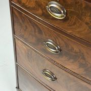 Commode en acajou à façade bombée