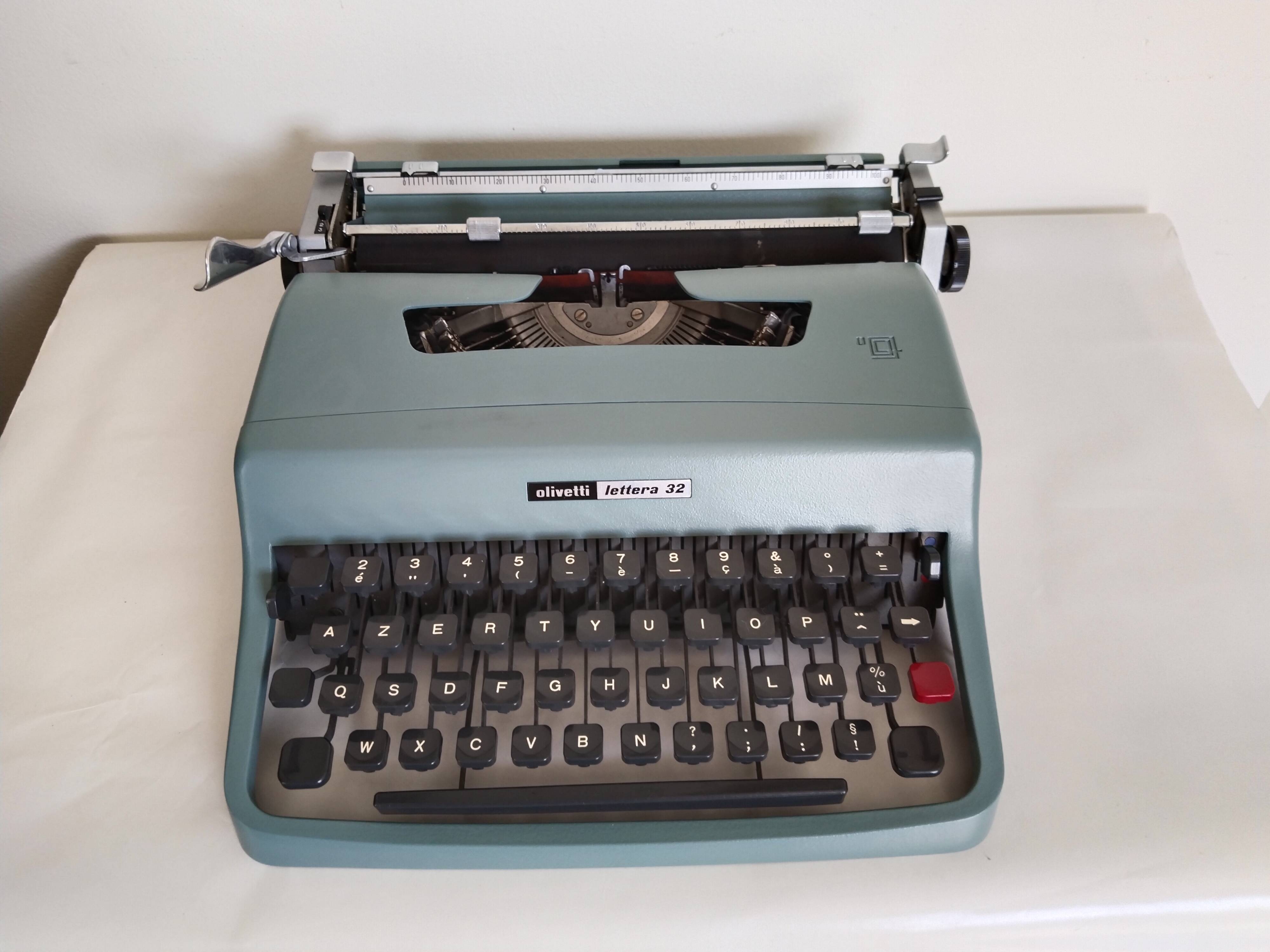 Olivetti Lettera 32 portable typewriter, functional, new ribbon