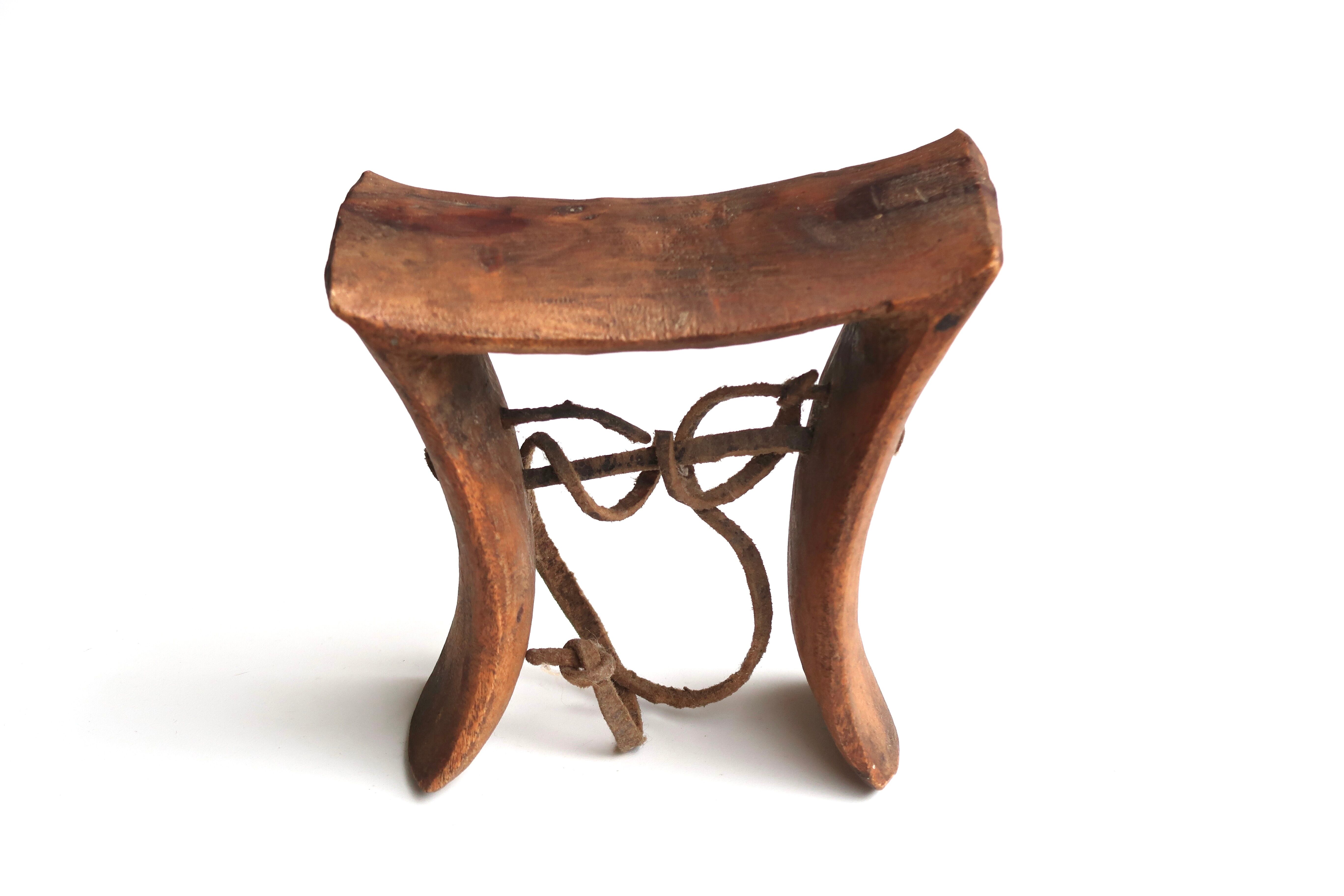 Repose tête africain en bois années 70