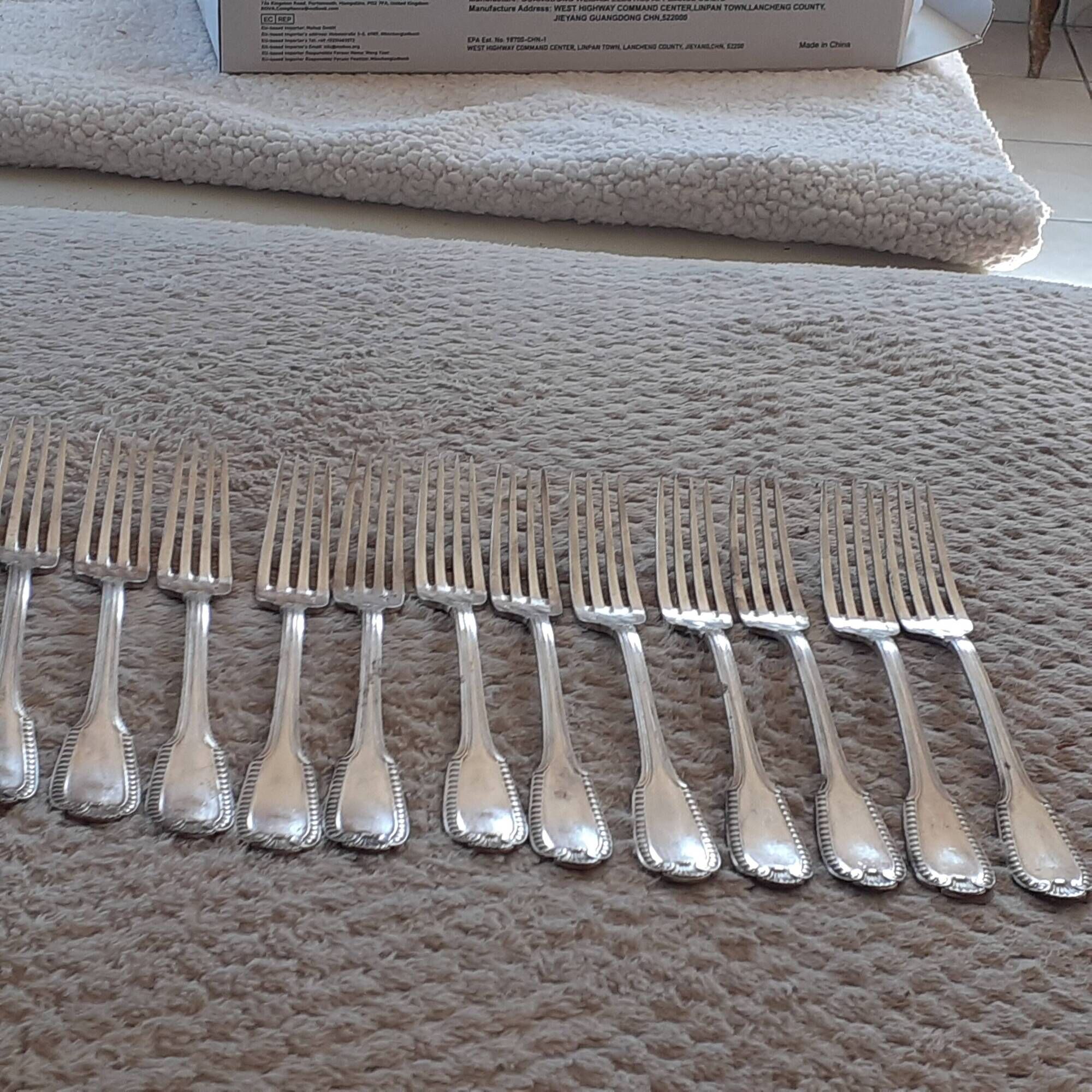 Lot de 12 fourchettes en métal argenté