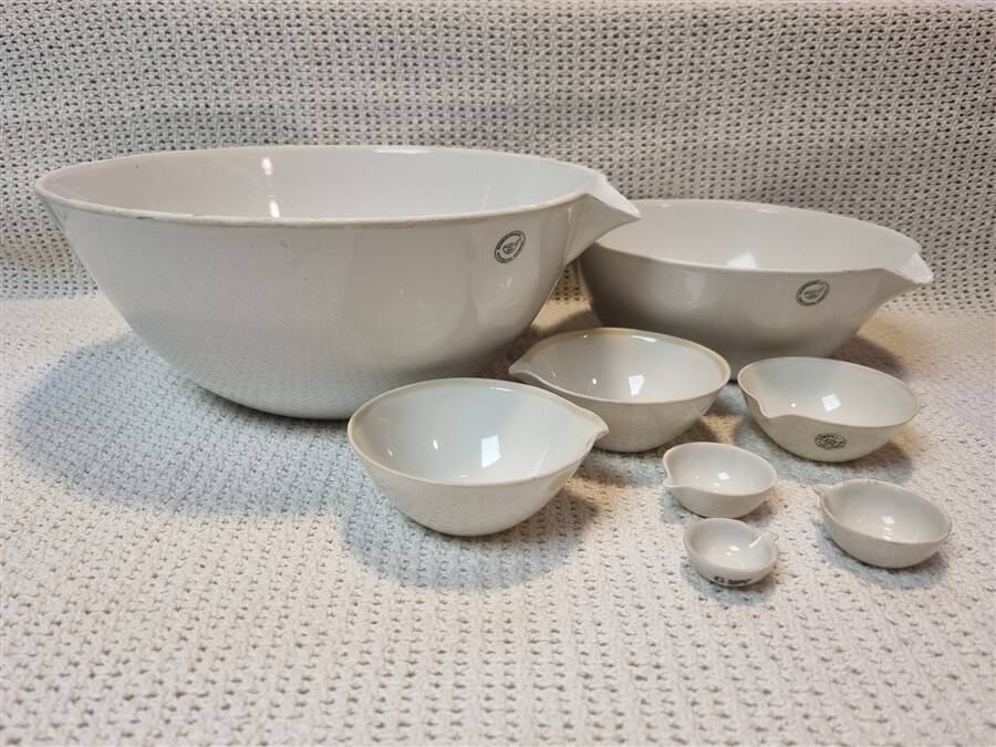 Set of 8 kitchen bowls