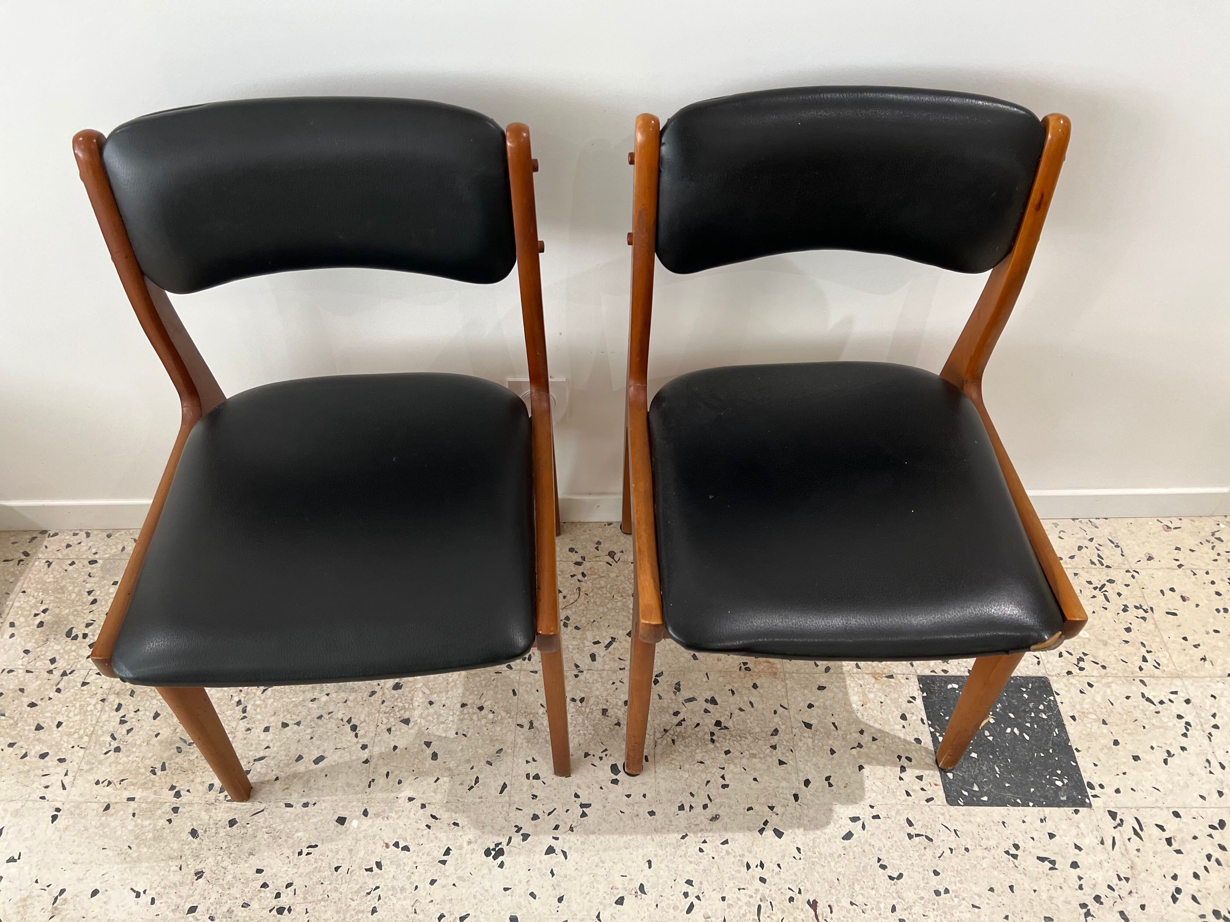 Chaise vintage scandinave en bois et simili cuir noir