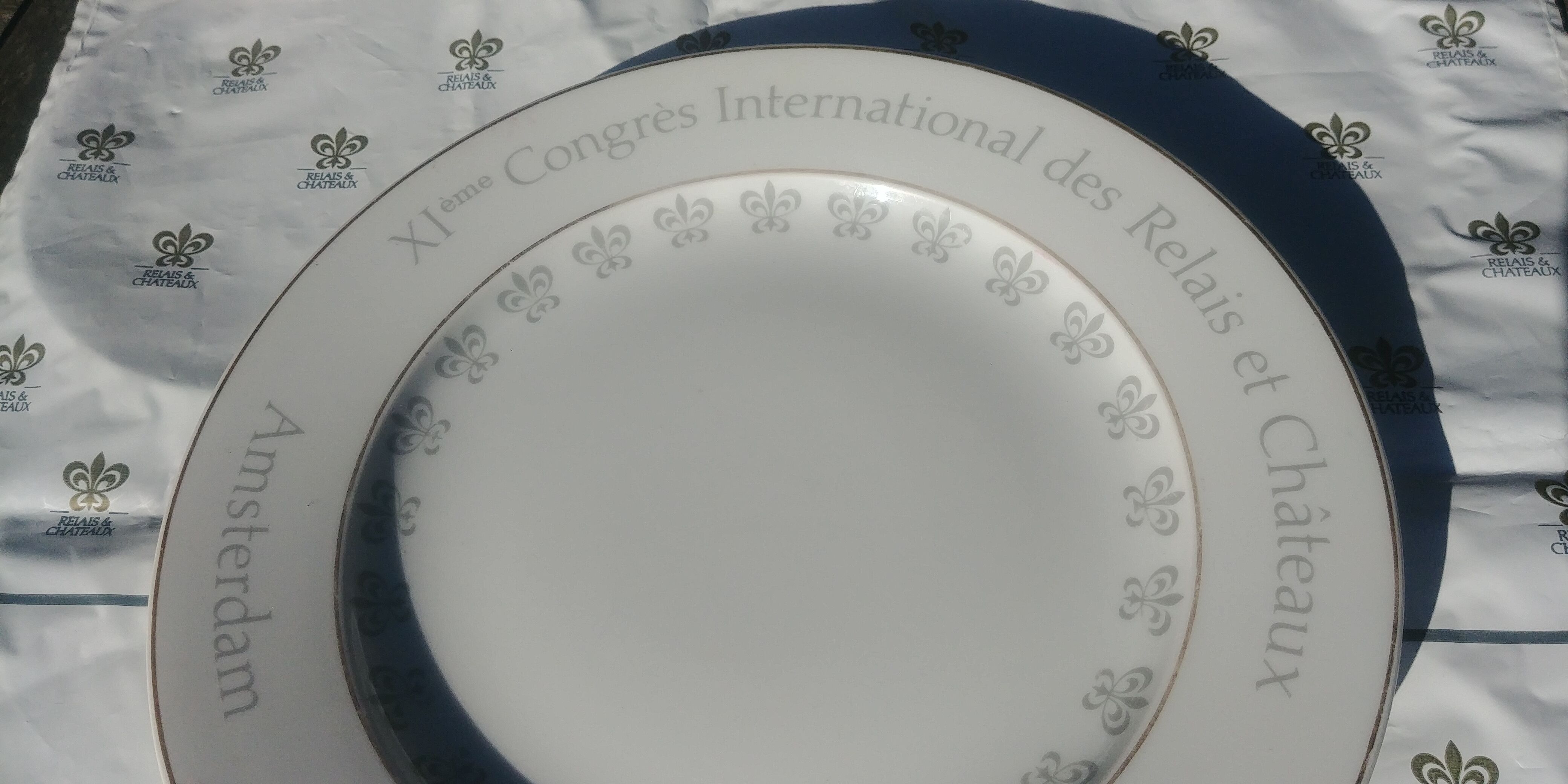 Set of Three Flat Plates of the XIth Congress of the Relais et Chateaux in Amsterdam 1985.