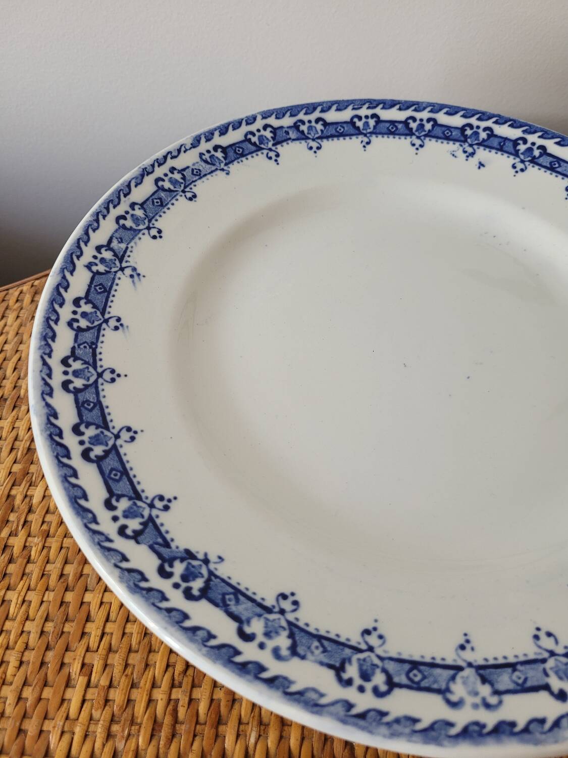 Mikado plate on pedestal from Orchies