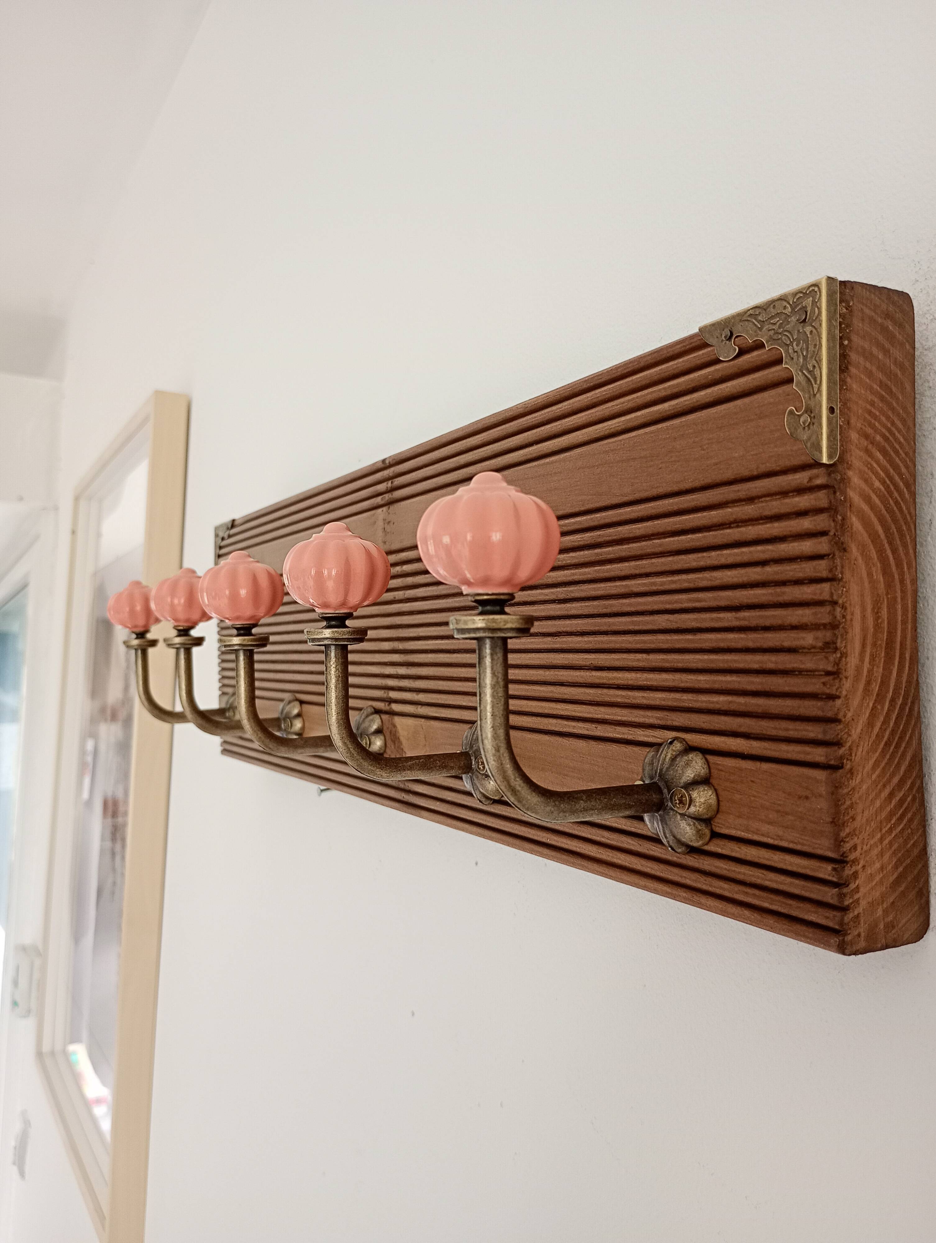 Wall-mounted coat rack with 5 hooks, powder pink ceramic and stained wood, 50 cm.