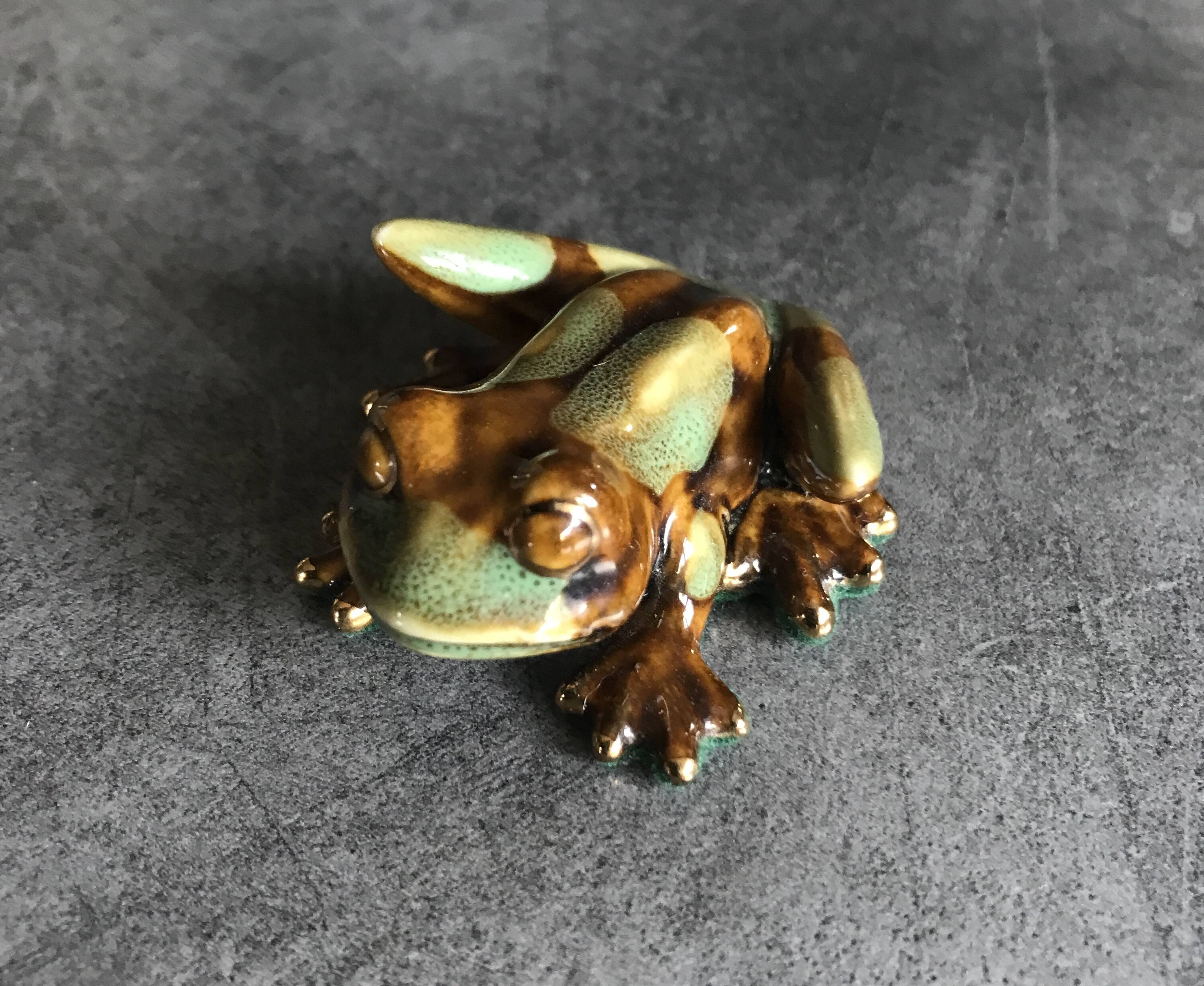 FROG figurine in enameled CERAMIC Vintage Golden Pond collection