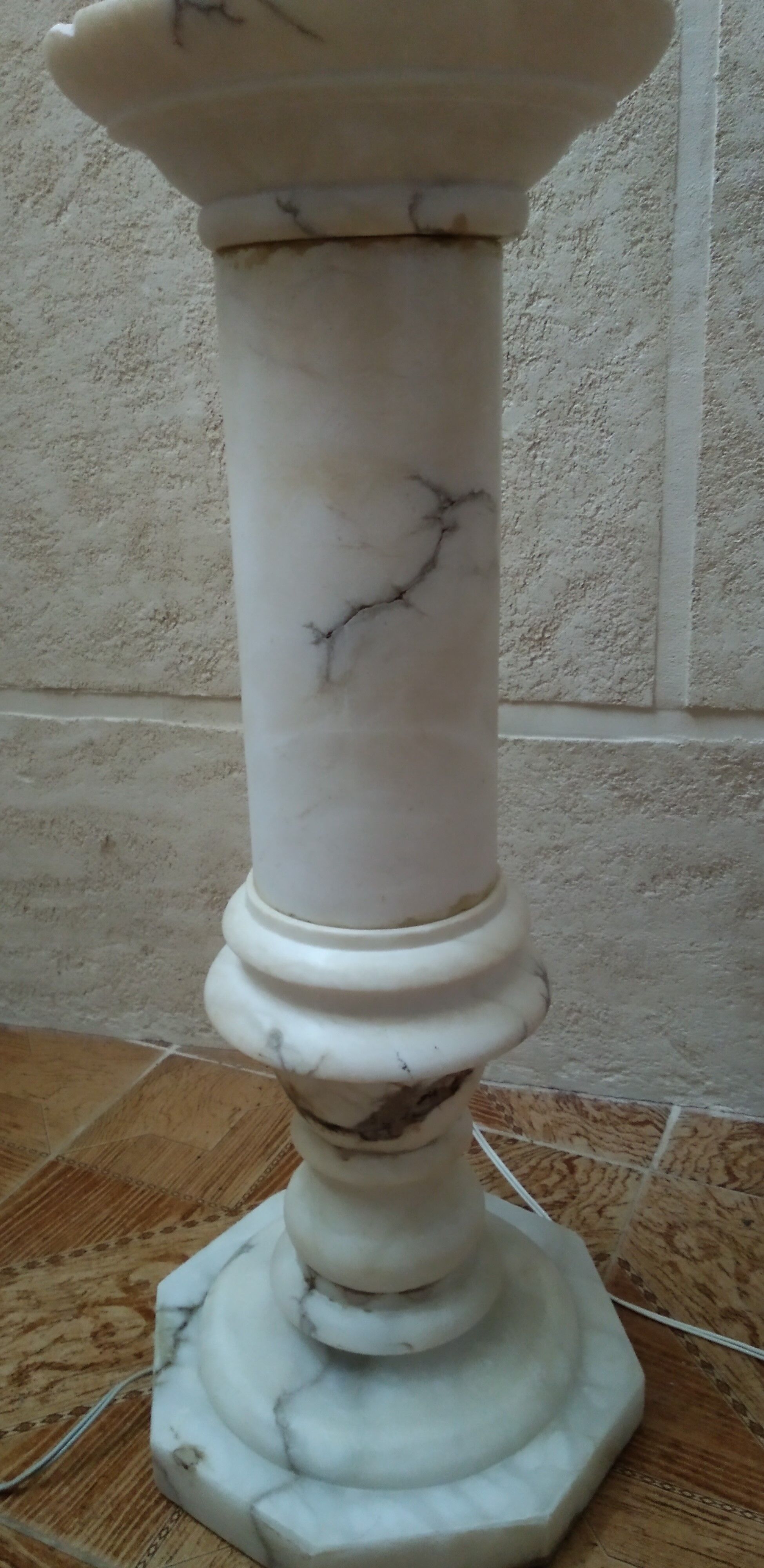 Alabaster column lamp
