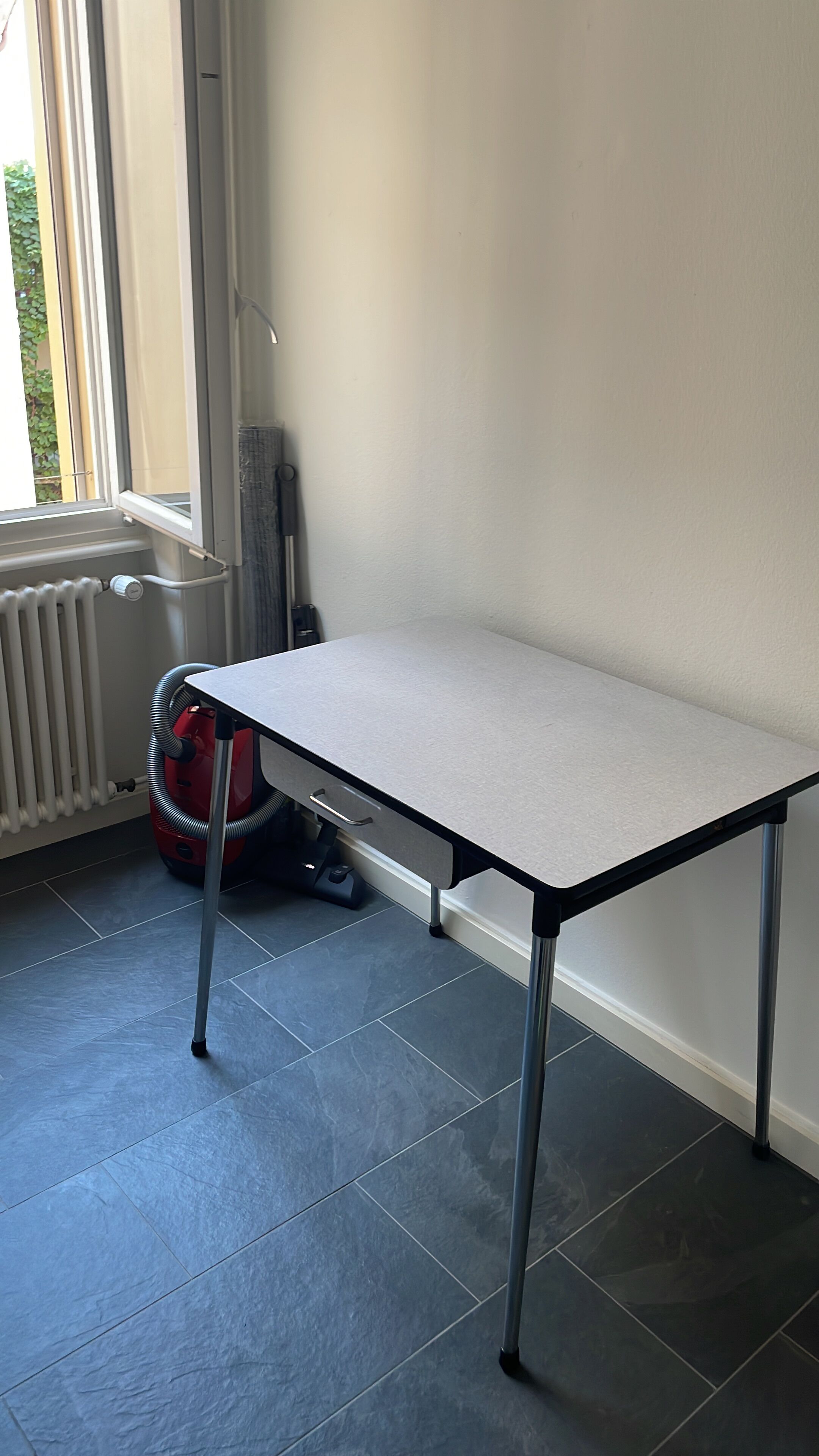 Table formica grise et ses 3 chaises