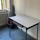 Table formica grise et ses 3 chaises