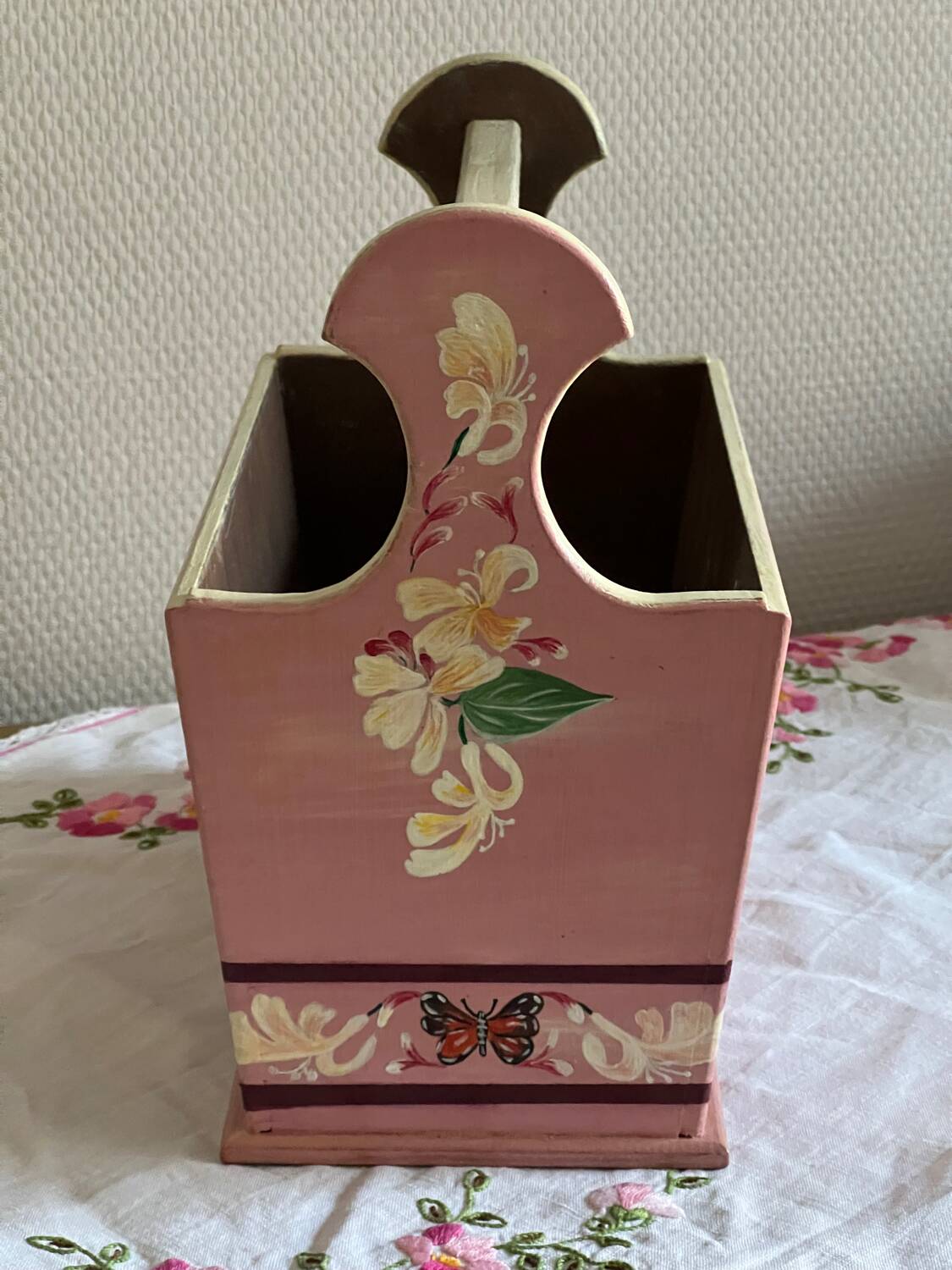 Hand-painted wooden basket – vintage charm and folk authenticity