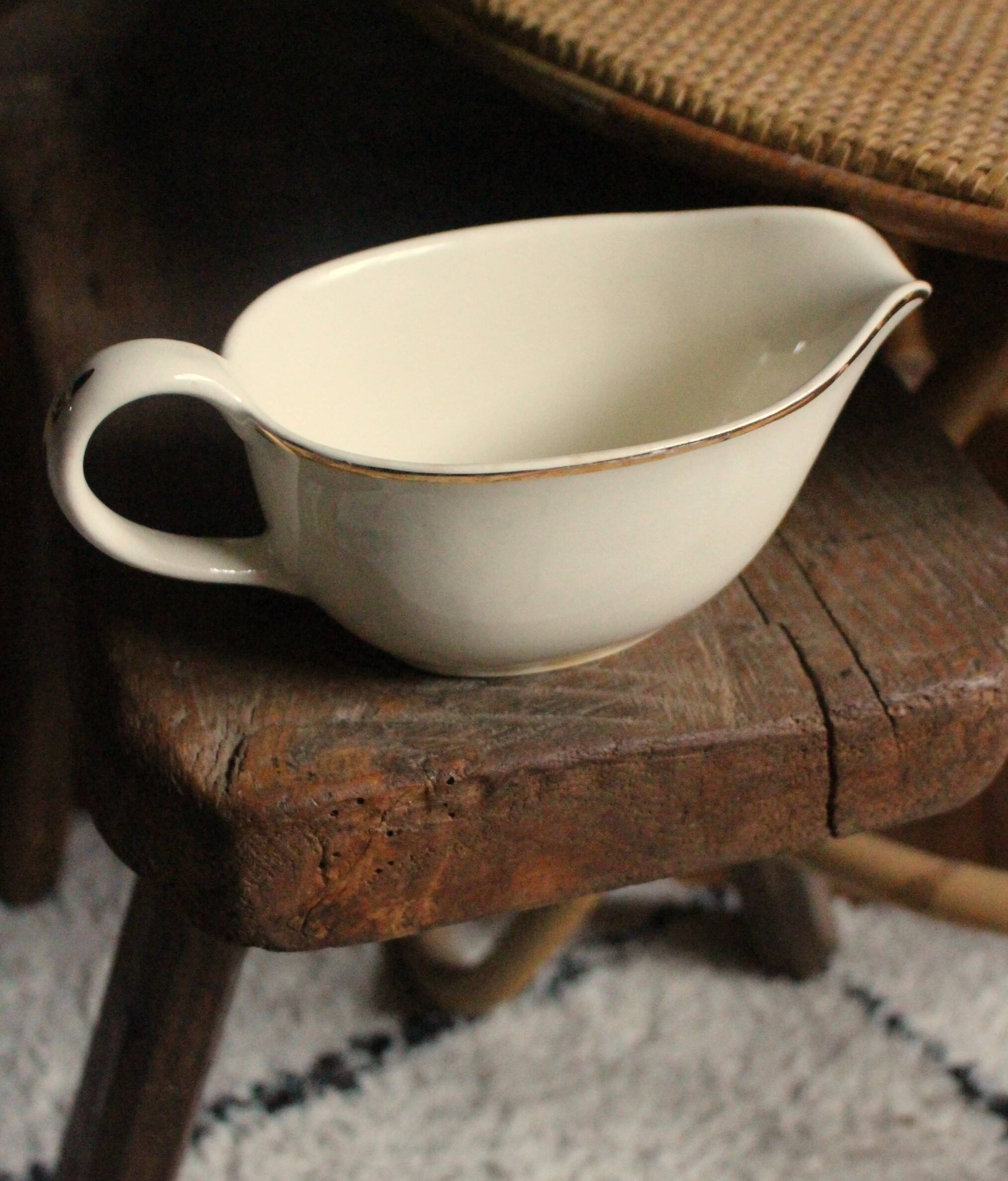 Ecru earthenware gravy boat with gilt trim by Villeroy & Boch