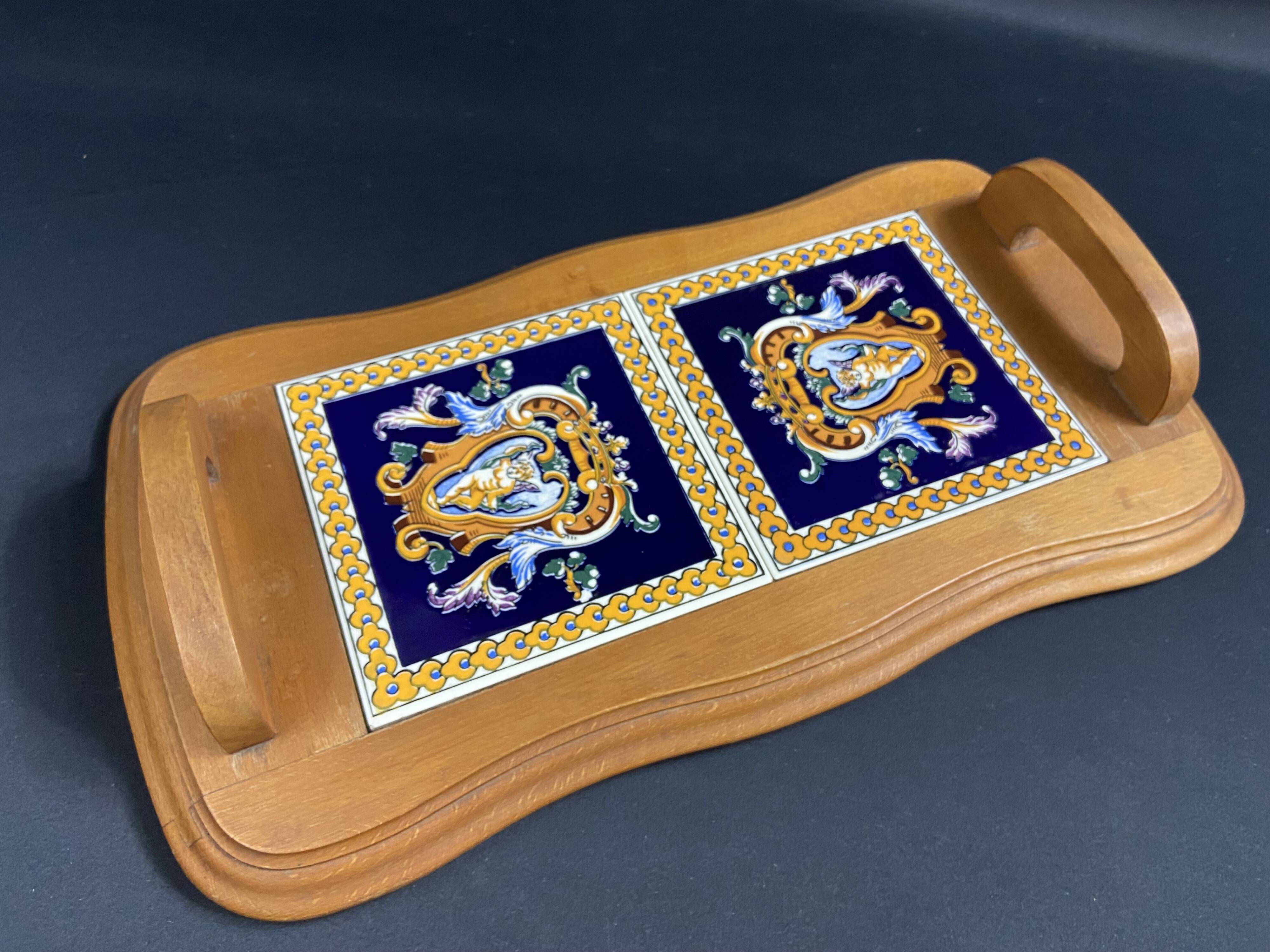 Plateau de service en hêtre et carreaux faïence de Gien décor Renaissance