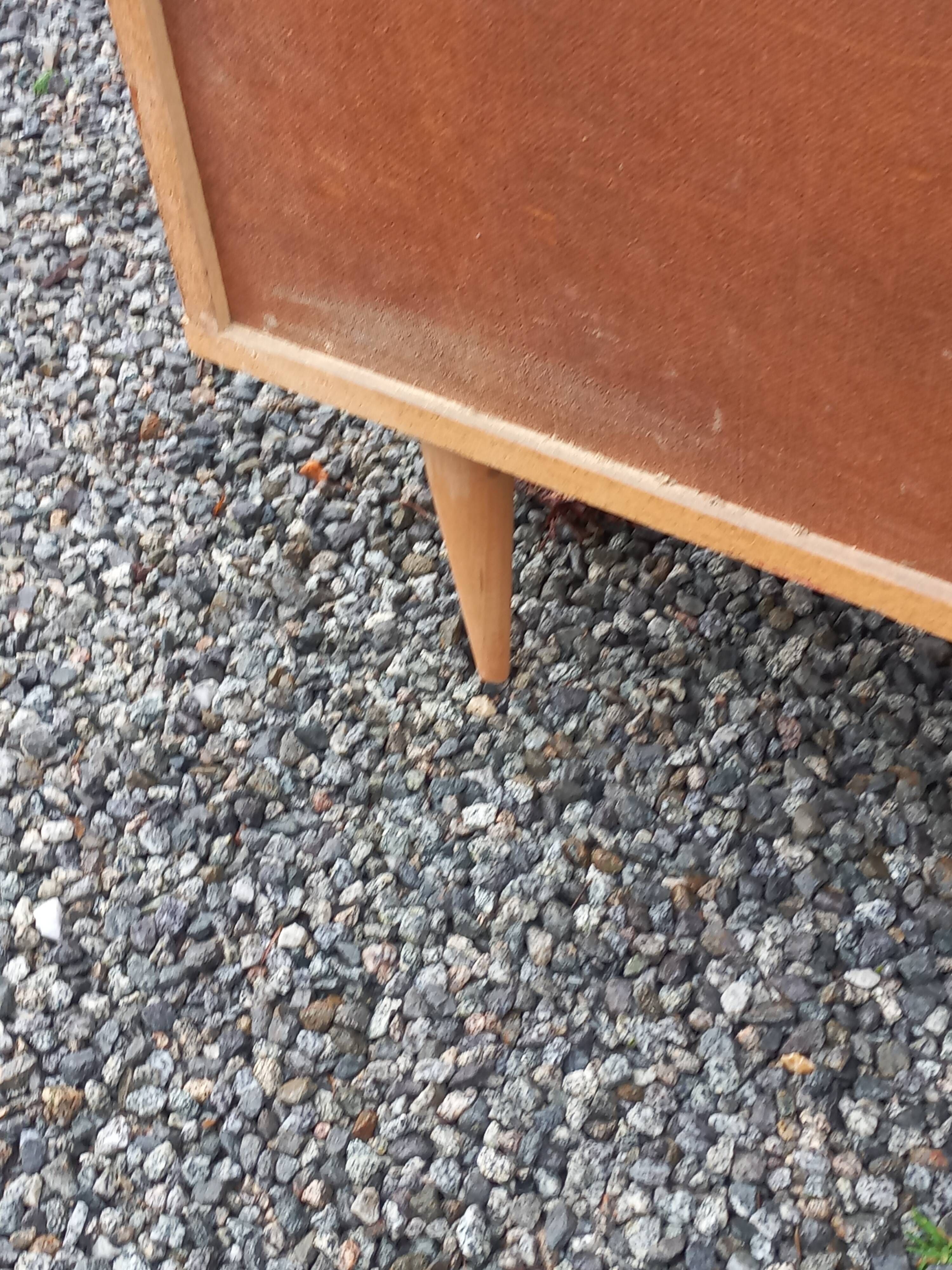 Vintage oak chest of drawers with 4 drawers from the 1960s.