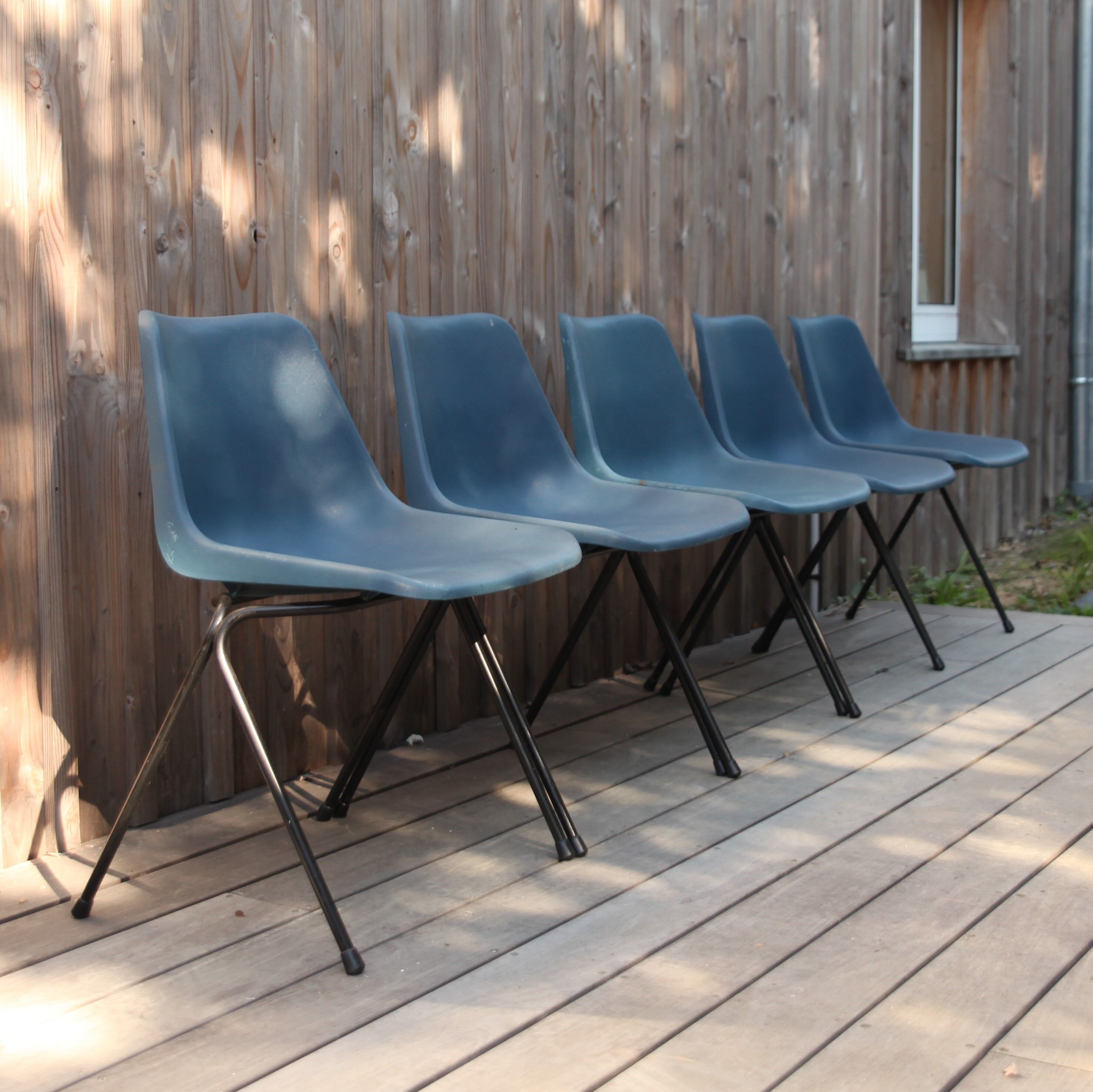 Lot de 5 chaises en plastique bleu gris Robin day