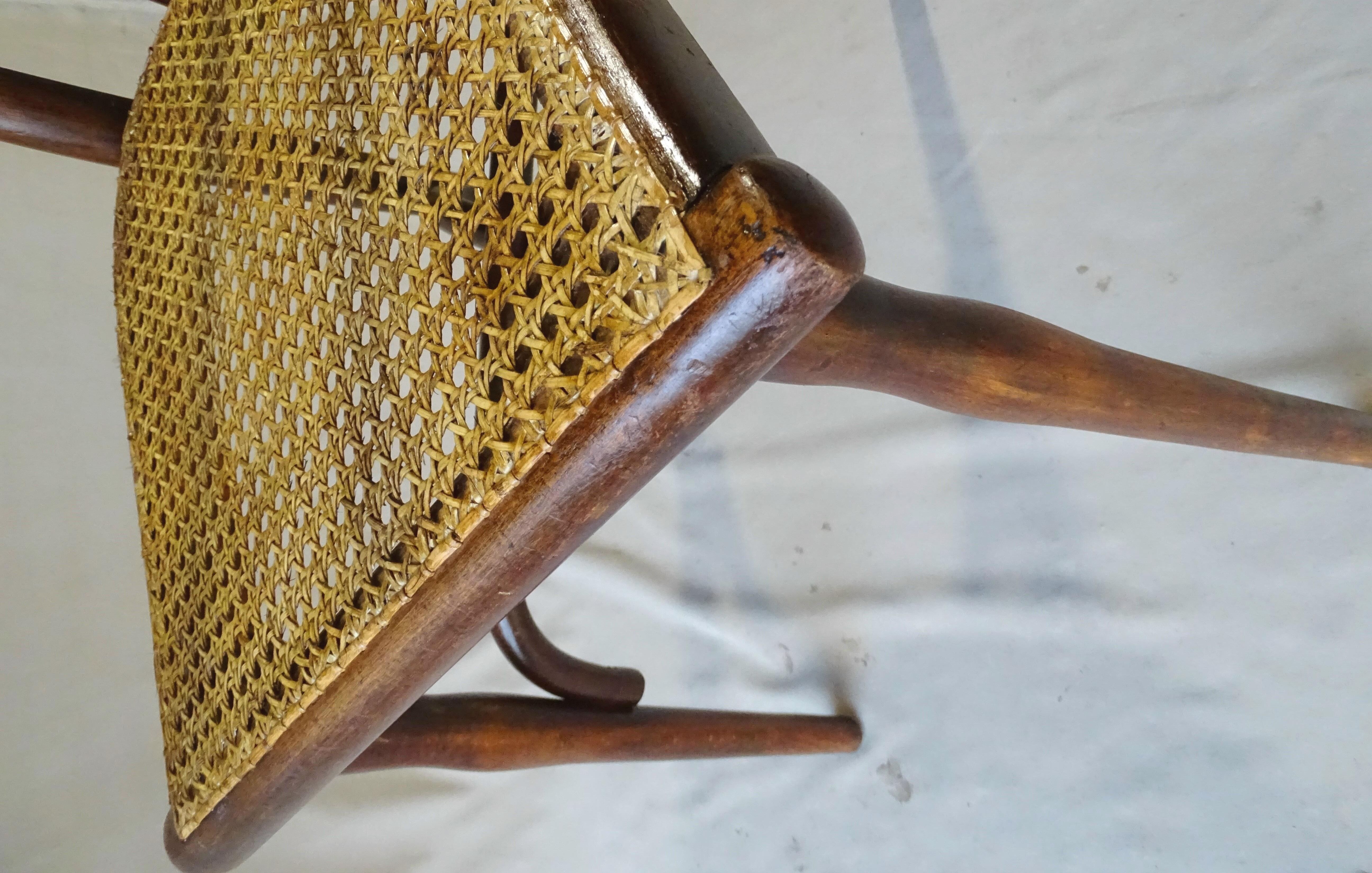 Chaise bistrot  Thonet N°118 pieds compas 1895, cannée