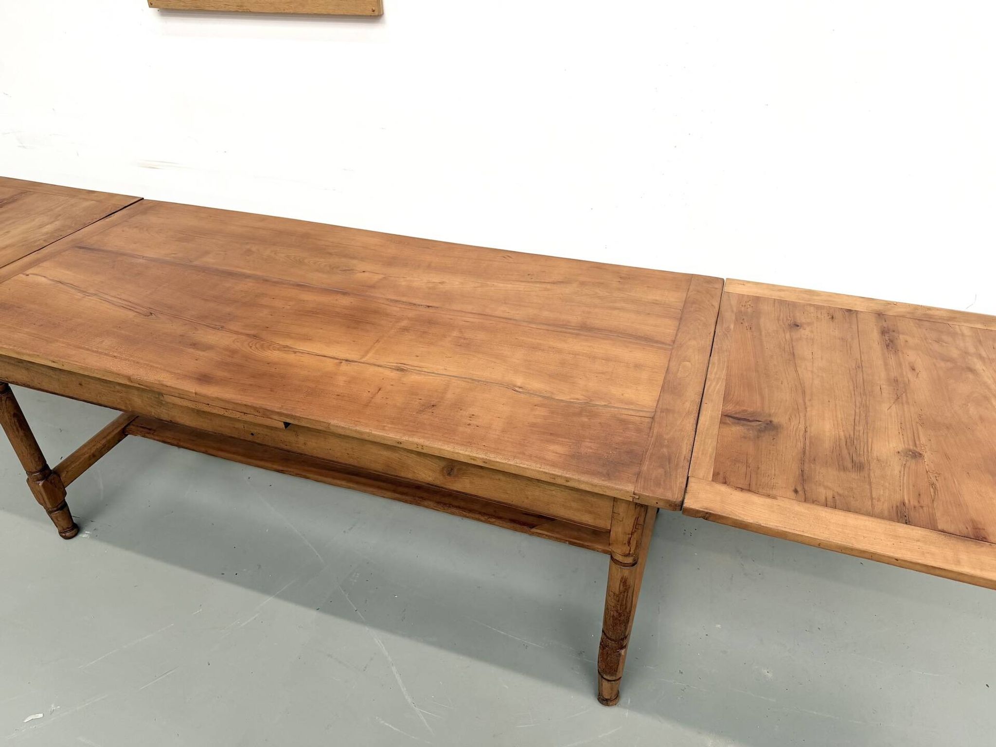 Grande table de ferme à rallonges en merisier massif - Années 1900