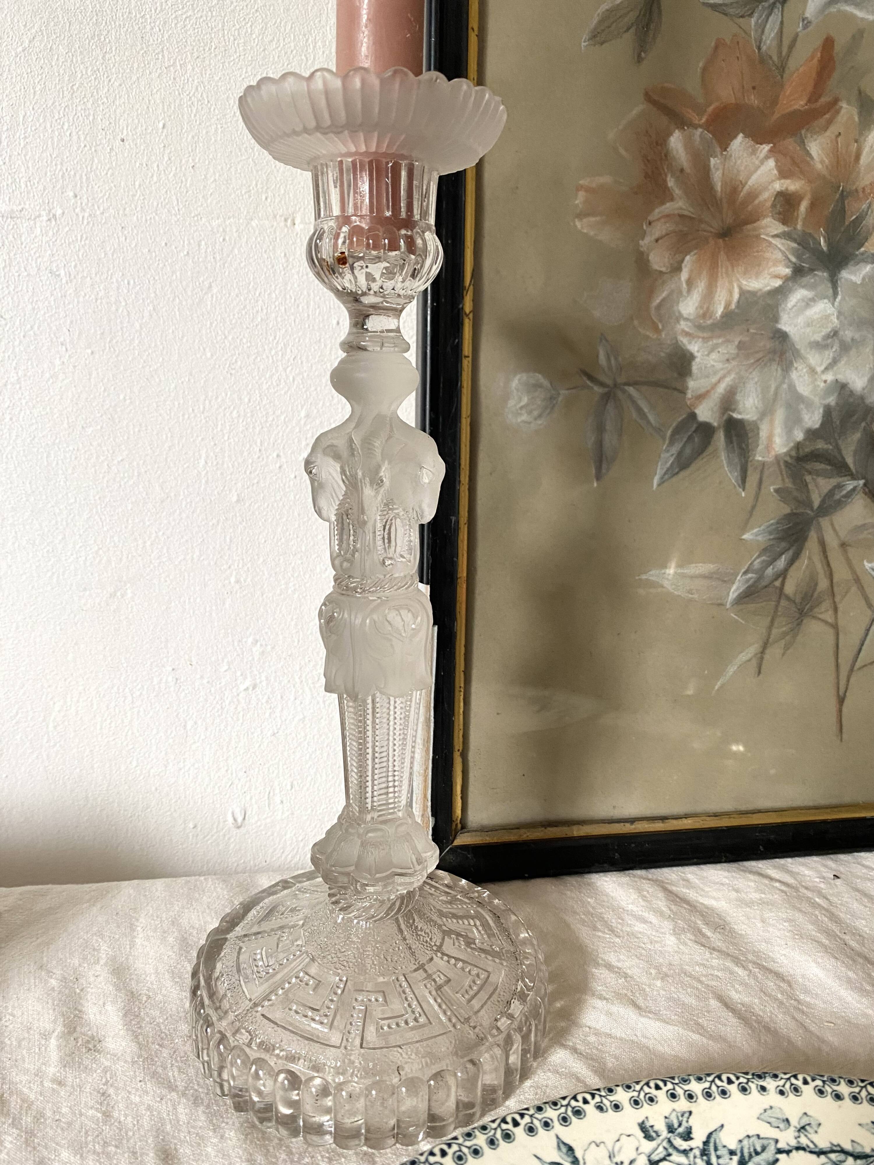 Bougeoir haut en verre moulé têtes de bélier