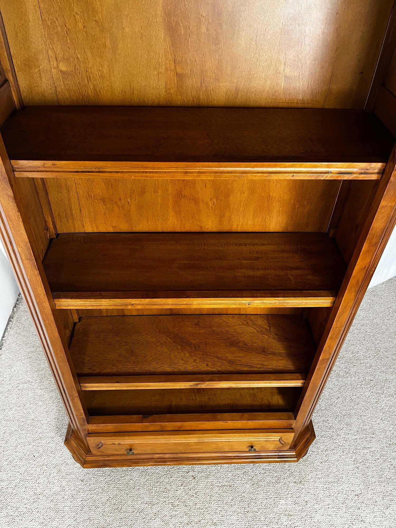 Bibliothèque ouverte en merisier, de style classique français, influence Louis-Philippe, 1950