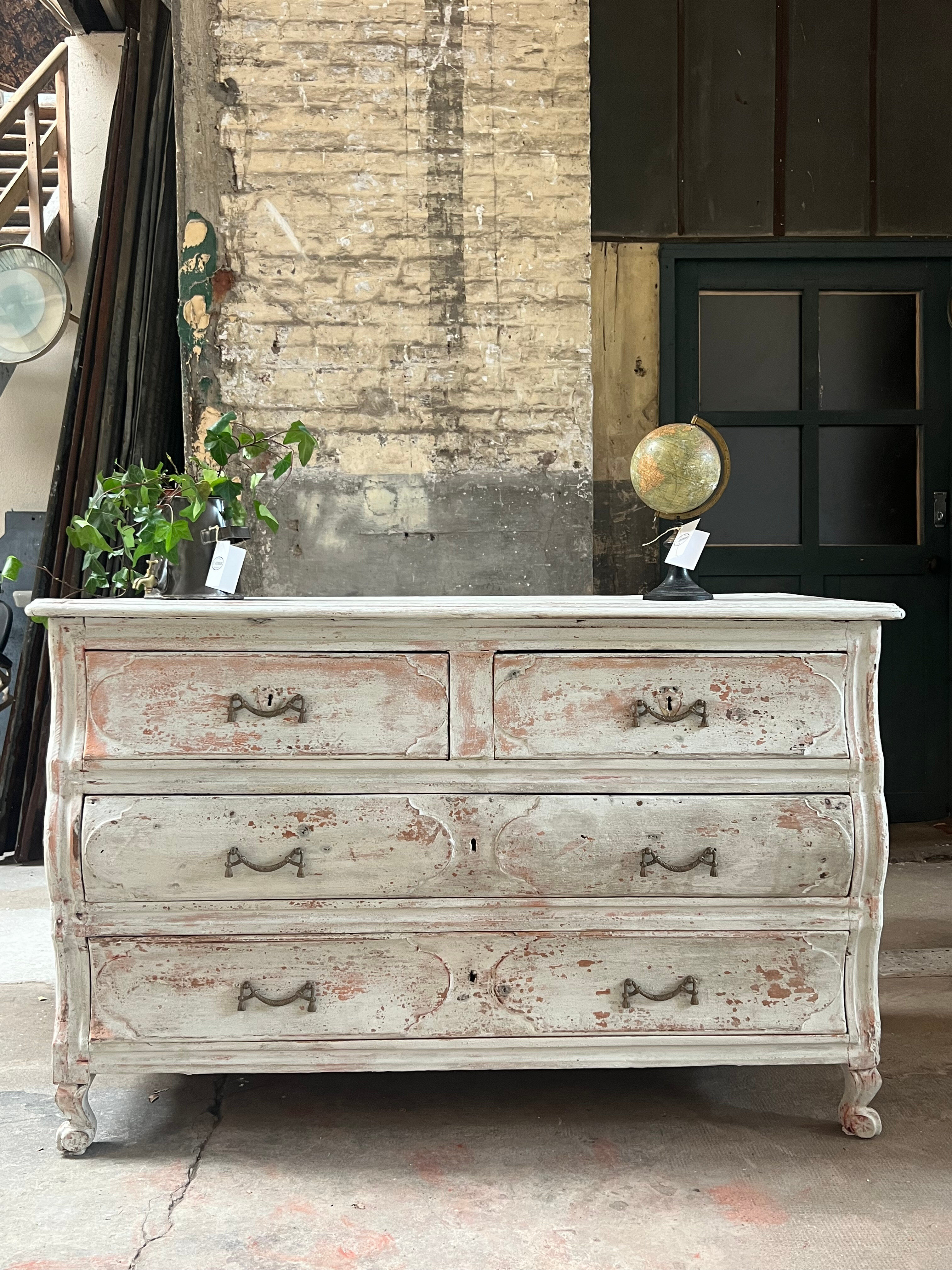 Curved commode from the 18th century