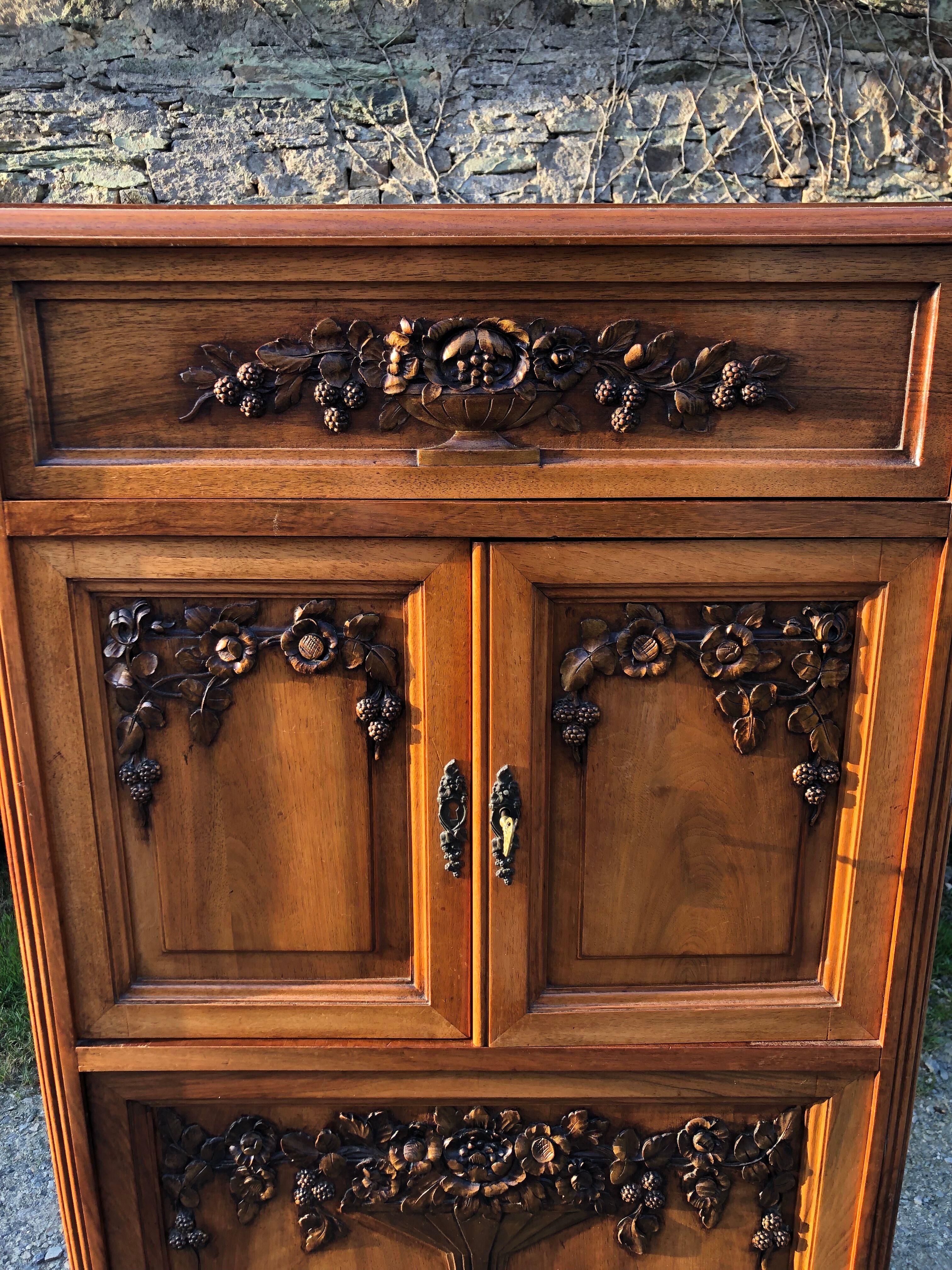 Buffet Art déco meuble bar en noyer massif à 3 portes et 1 faux tiroirs basculant richement sculpté.
