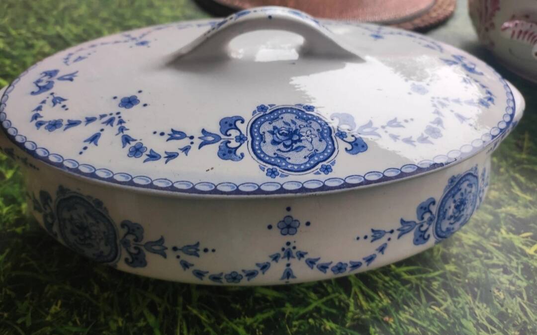 Old soup tureen / terrine Villeroy & Boch in white and blue earthenware 💙