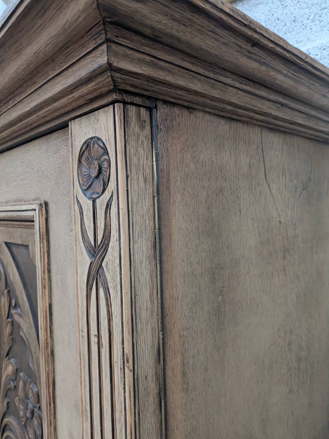 Armoire sculptée