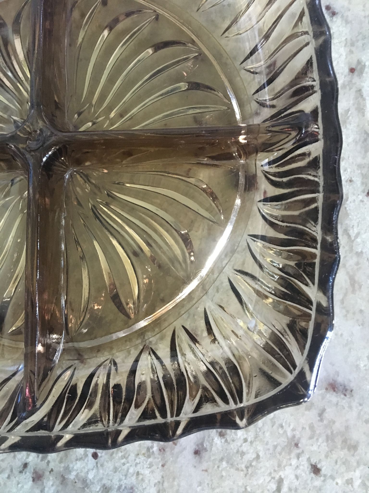 Plat en verre fumé compartimenté