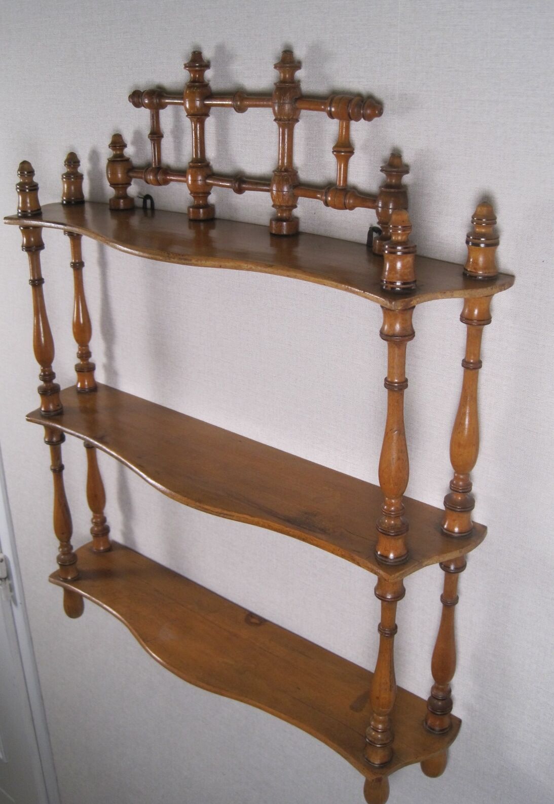 Napoleon III wall shelf in asian bamboo-style blond wood with 3 XIX trays