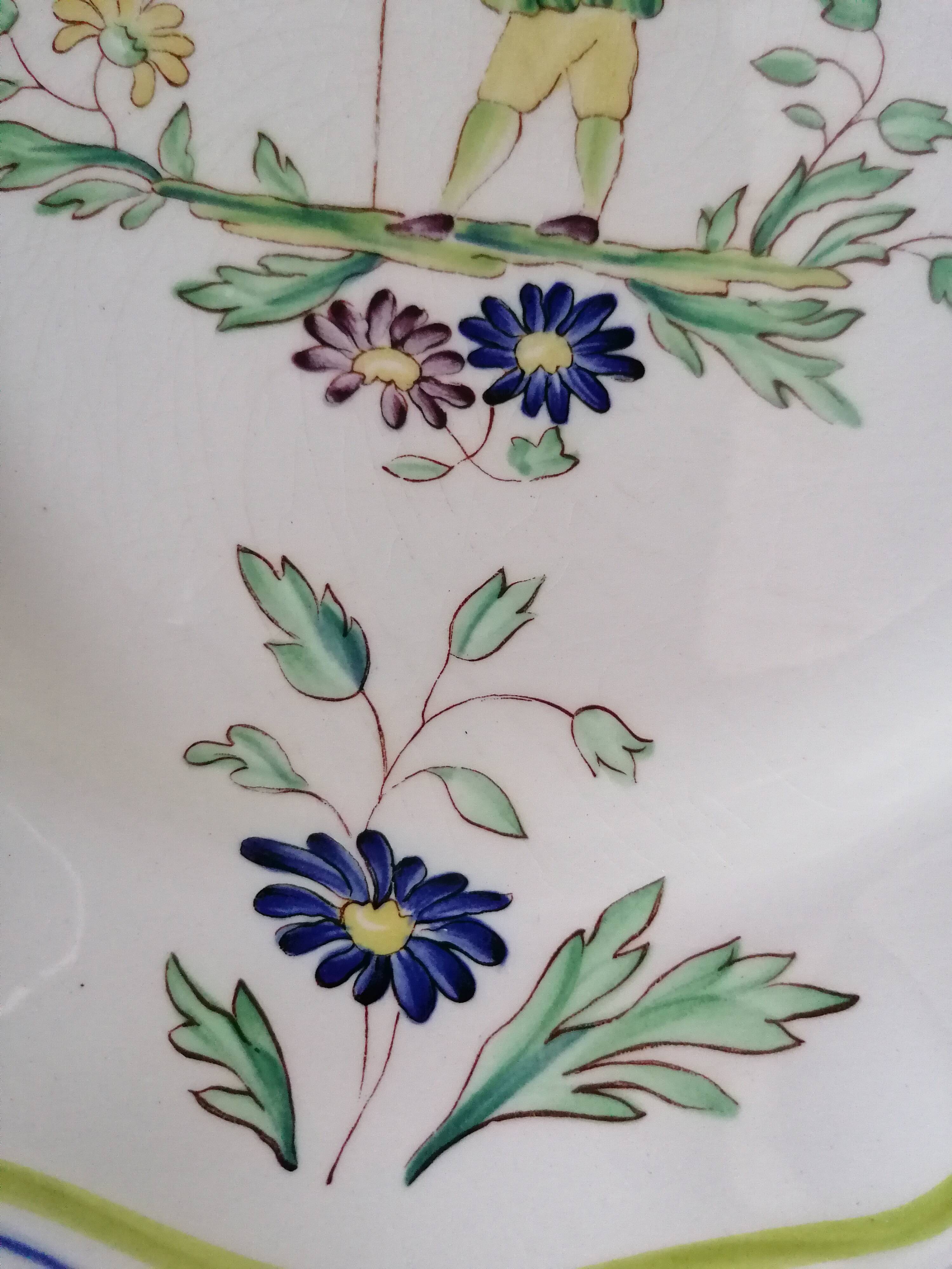 Assiette en faïence de Longchamps décor pèlerin